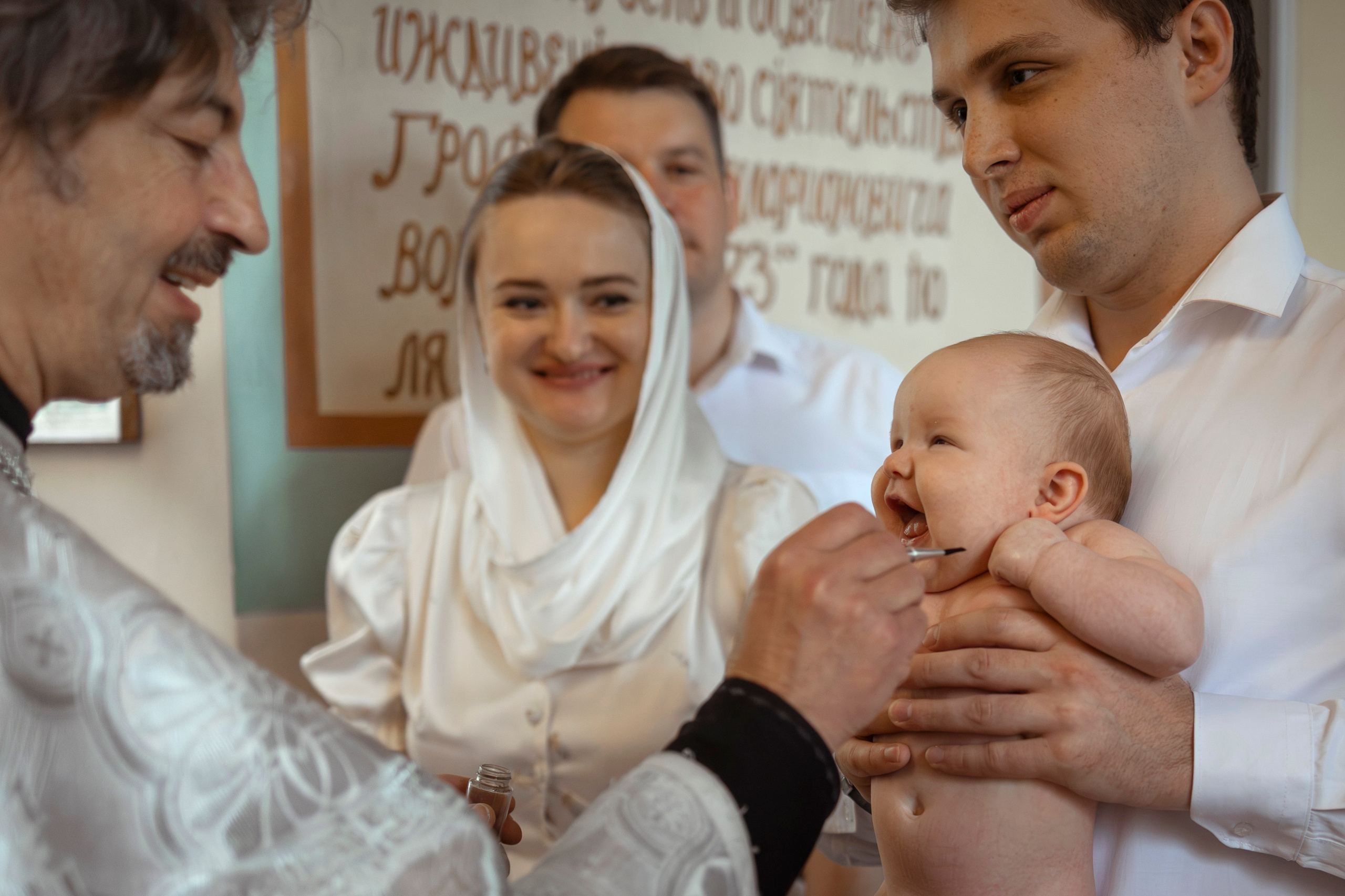 Таинство Крещения младенца в храме свв. Бориса и Глеба в Белкино (г.Обниск, Калужская обл.). Надежда Стар семейный и церковный фотограф в Жукове и Калужской области