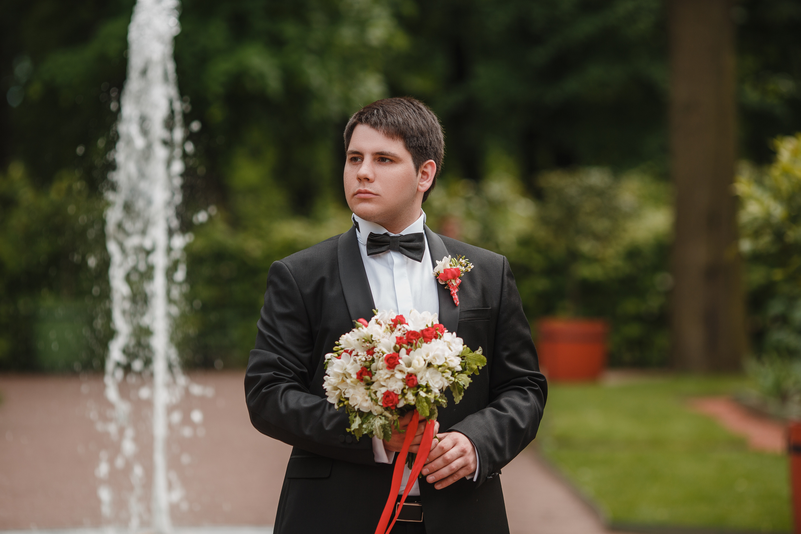 Жених с букетом