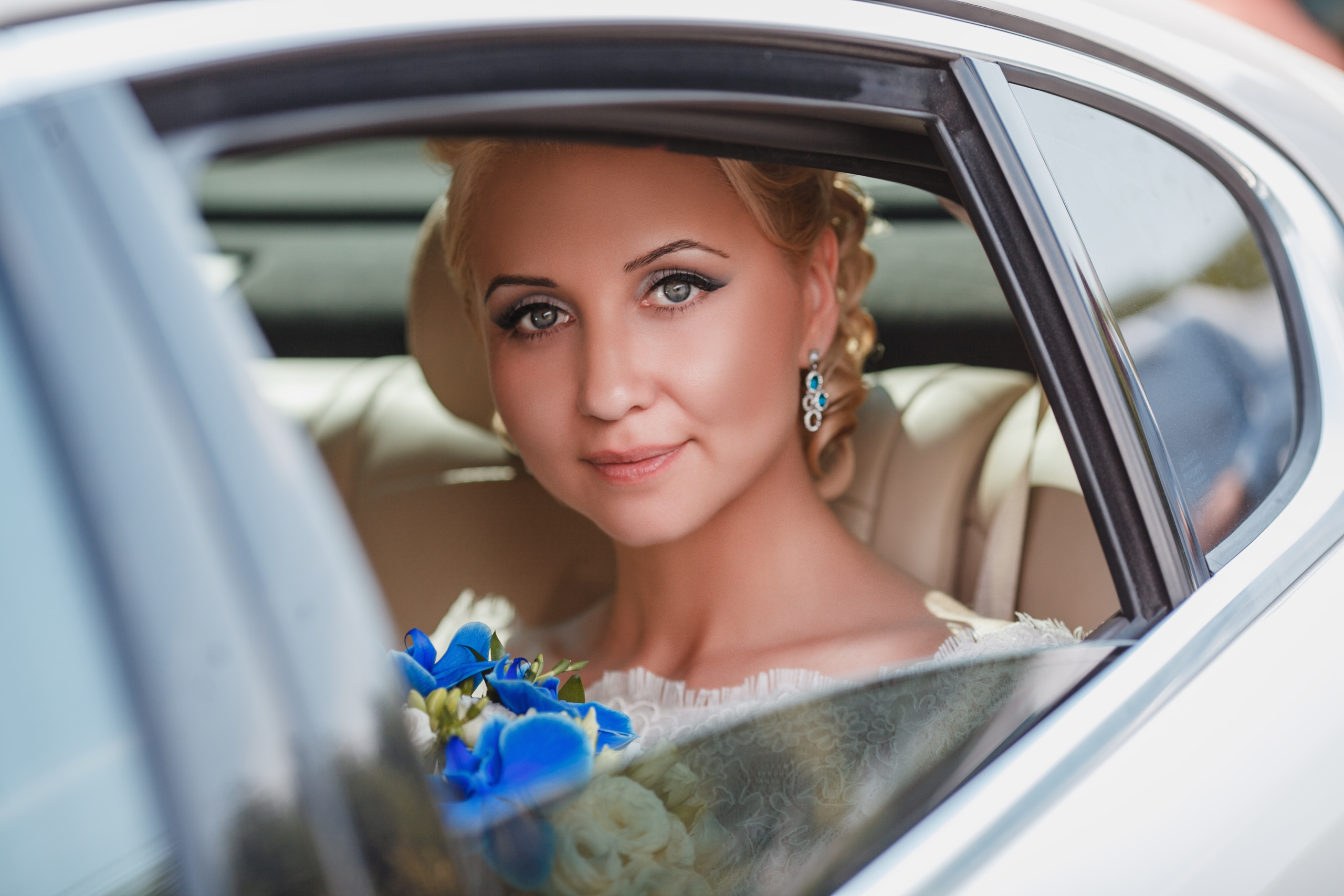 Невеста в машине