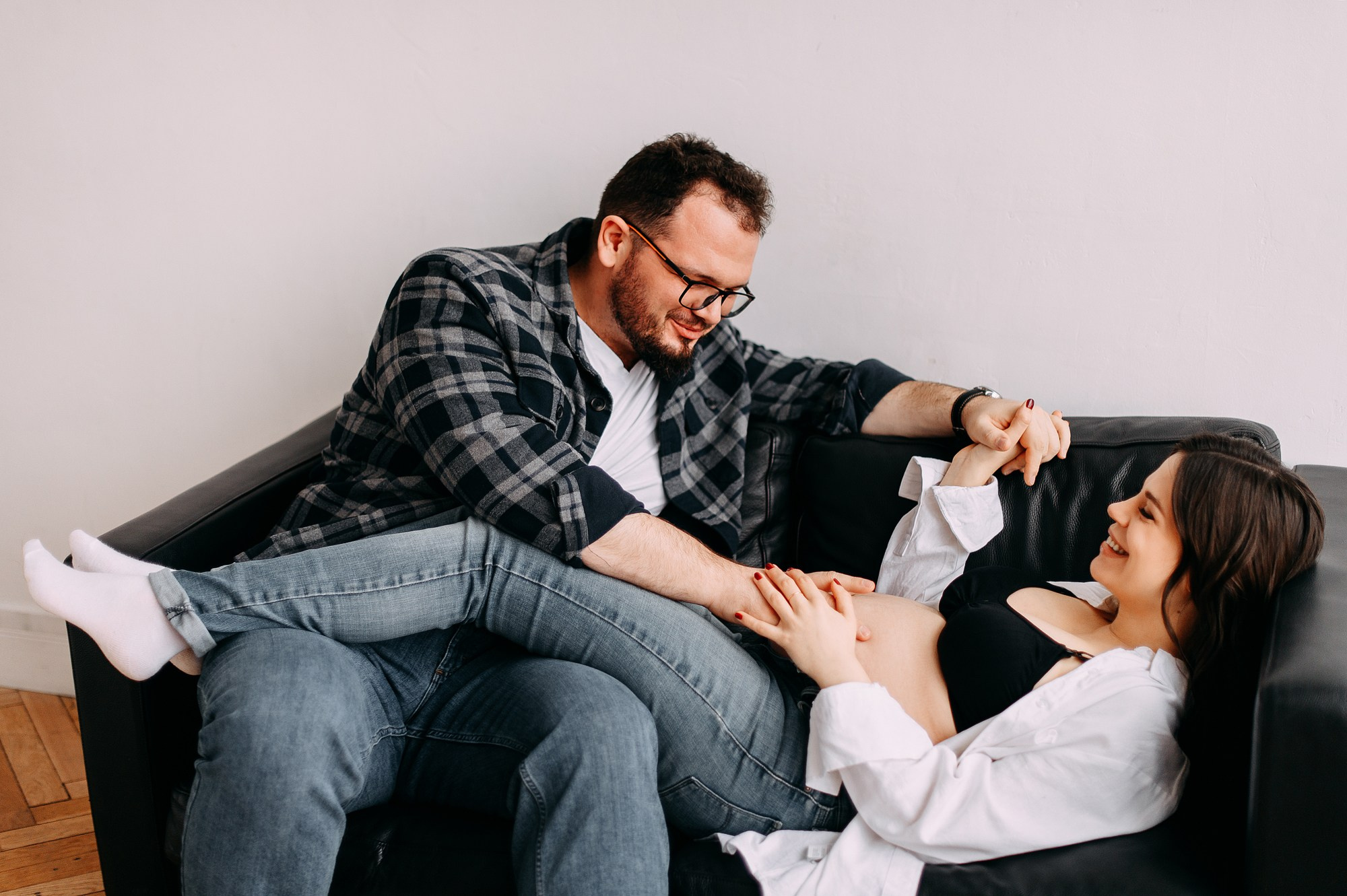 Будущий папа играет с невестой, беременность