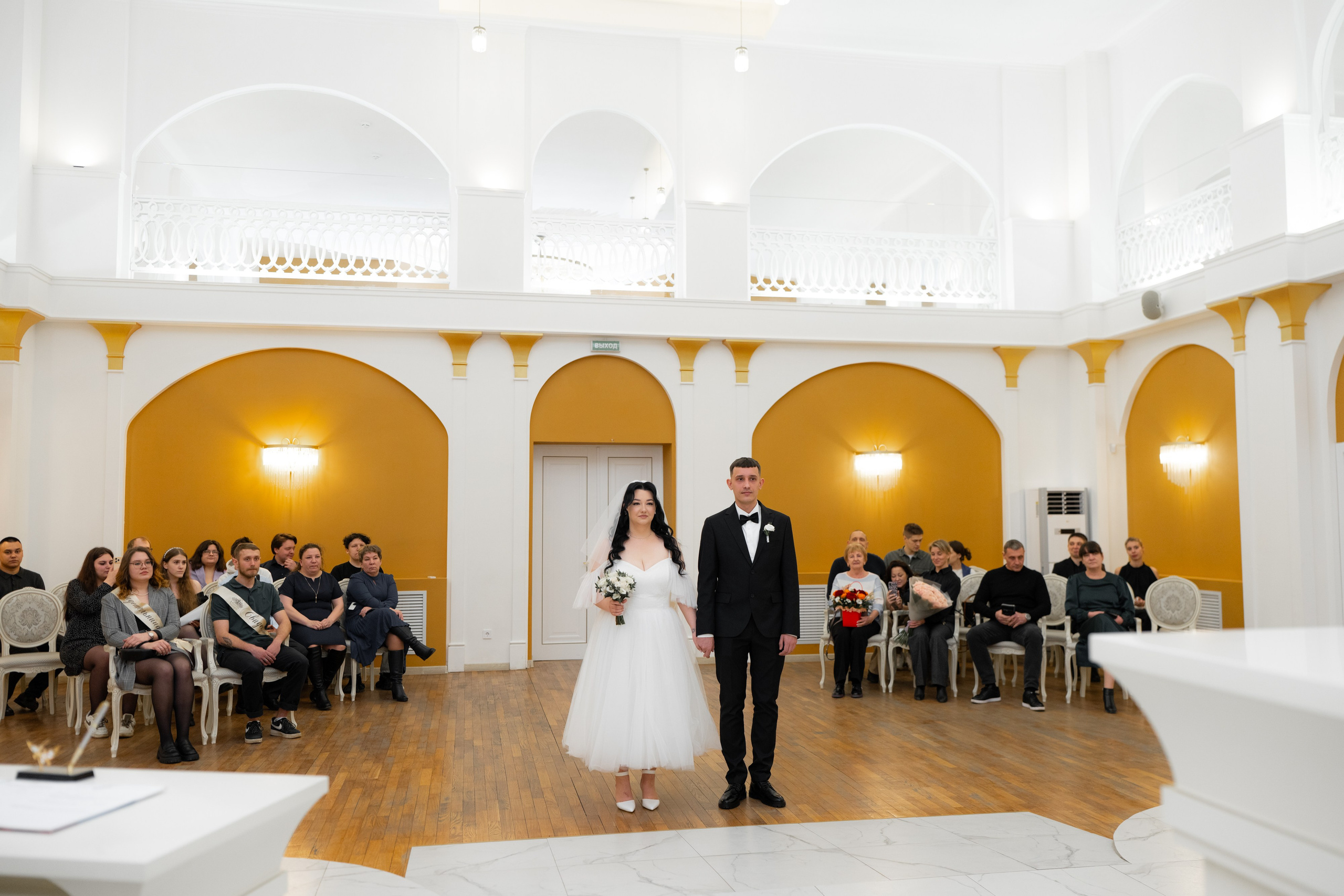 Свадебная фотосессия  в загсе Фрунзенского района на проспекте Славы в Санкт Петербурге молодые в зале стоят на регистрации