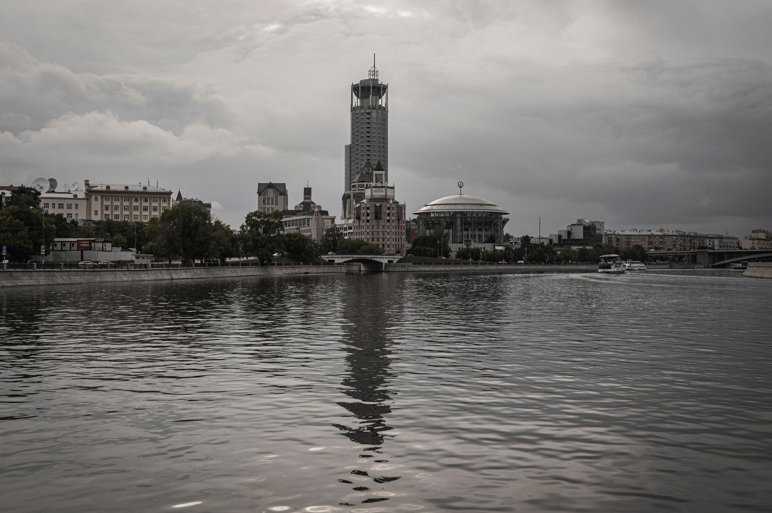 Москва-река. Лето. Яхта. Фотограф Роман Адлер