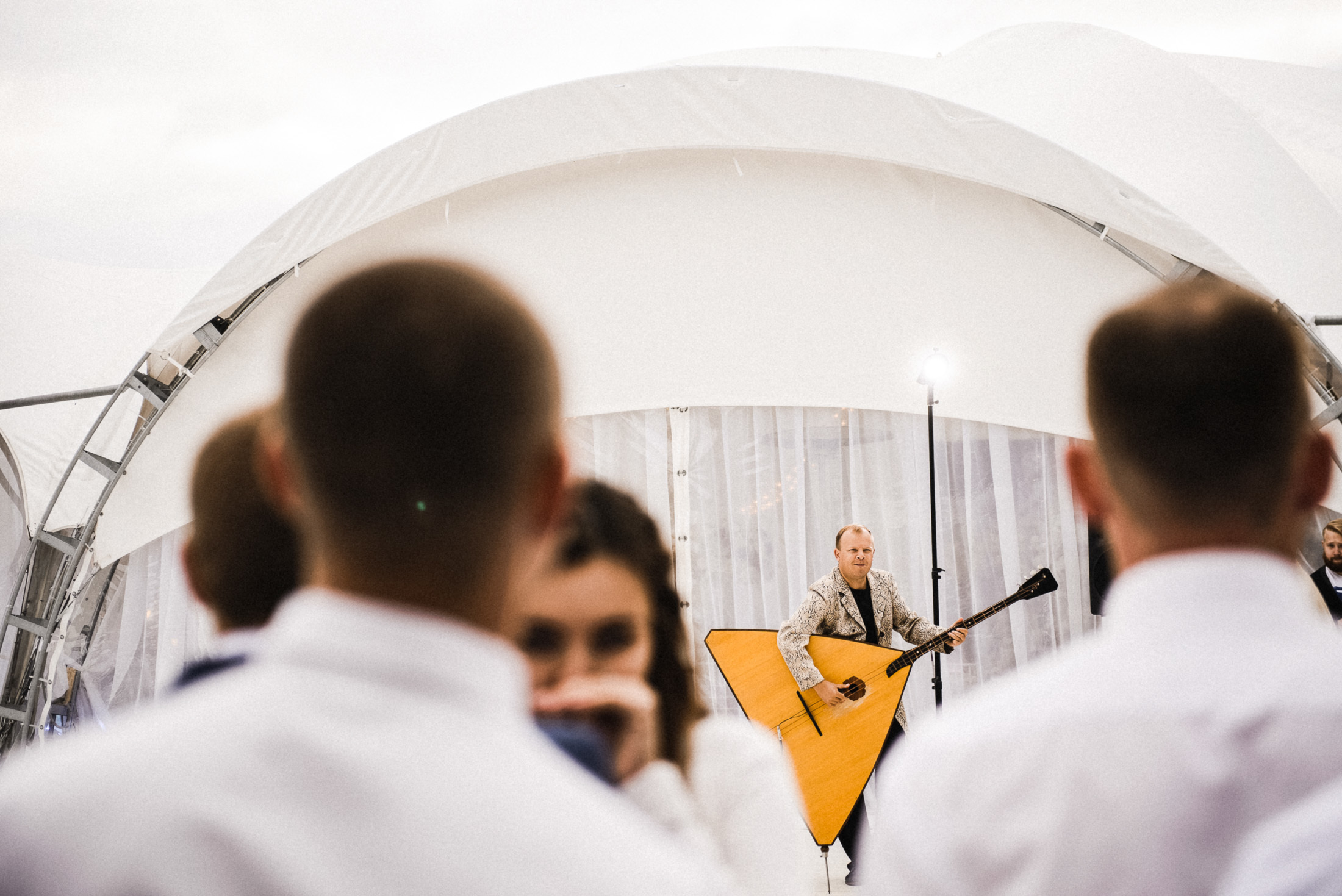 Пруд, шатер и аккордеон. Свадебный и портретный фотограф Пётр Ладанов