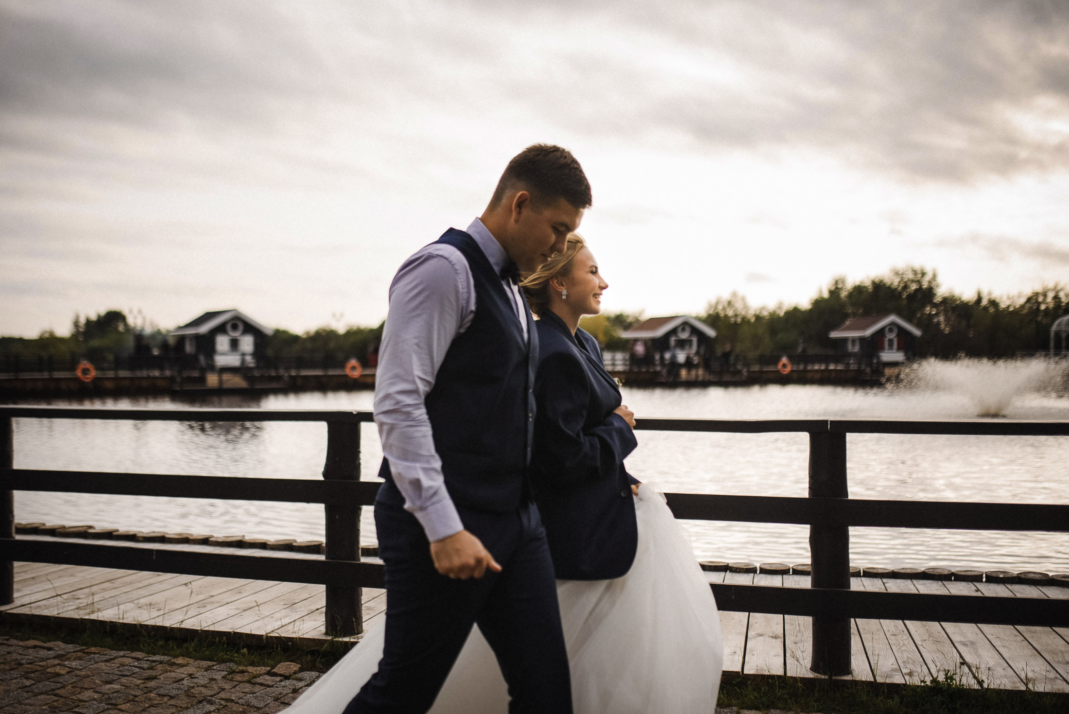 Пруд, шатер и аккордеон. Свадебный и портретный фотограф Пётр Ладанов