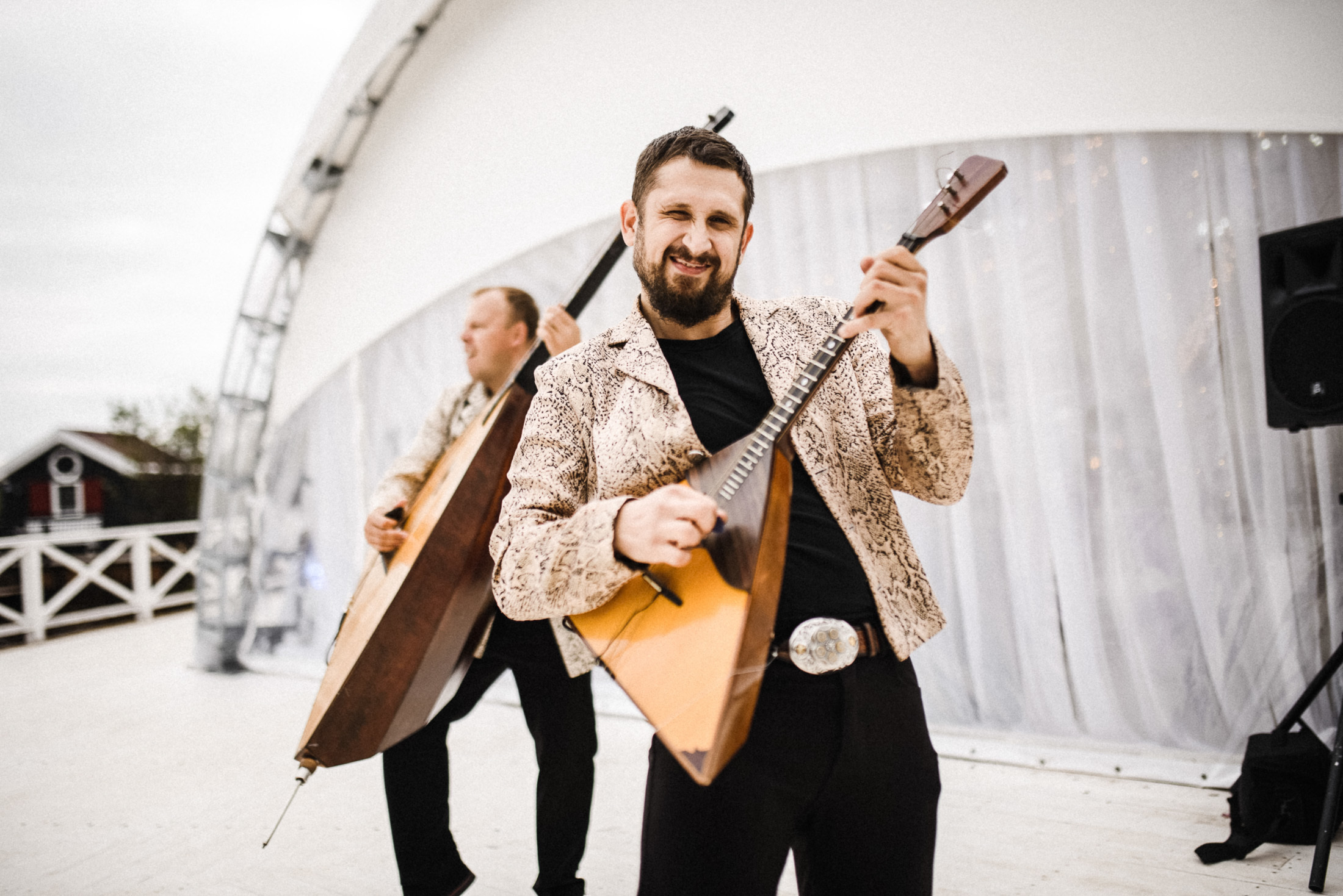 Пруд, шатер и аккордеон. Свадебный и портретный фотограф Пётр Ладанов