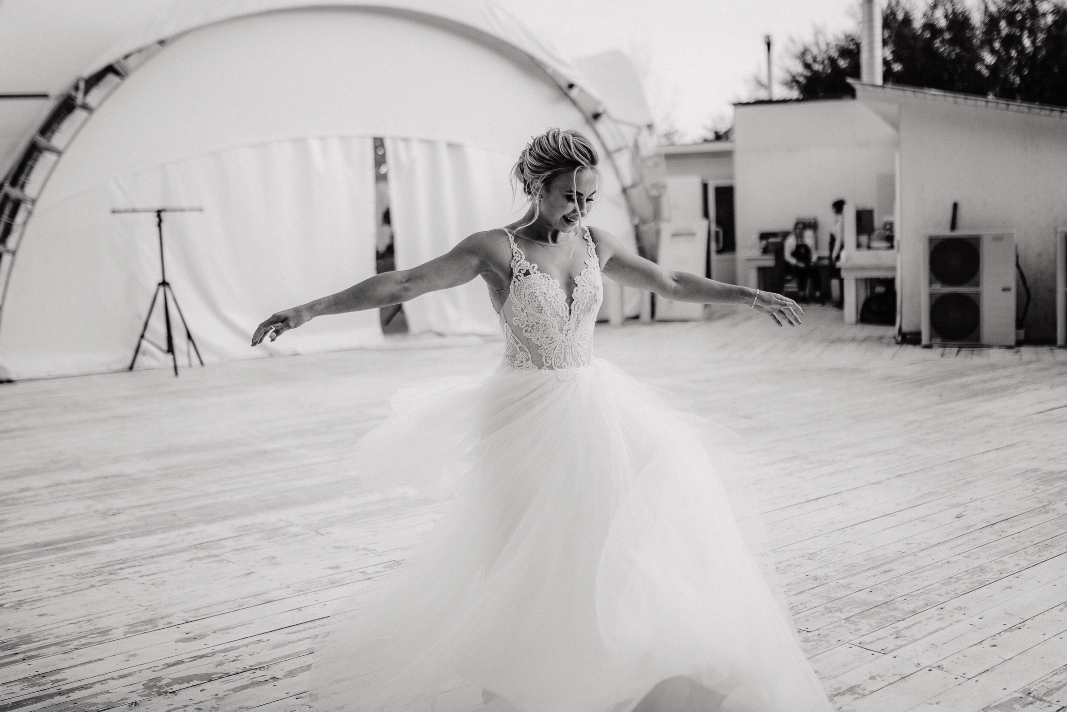 Пруд, шатер и аккордеон. Свадебный и портретный фотограф Пётр Ладанов