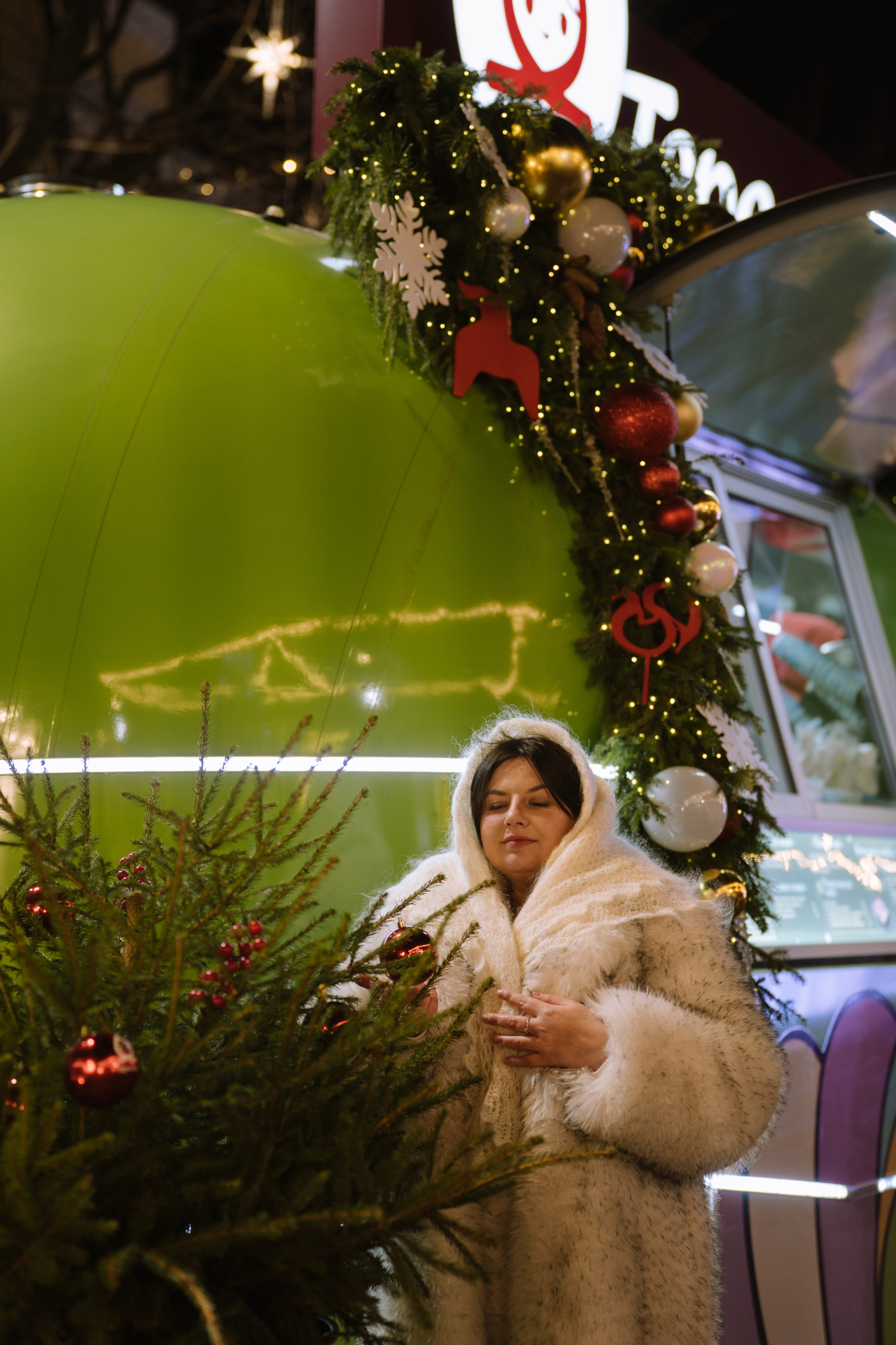 ПРОГУЛКА НА МАНЕЖНОЙ ПЛОЩАДИ ДЛЯ ДЕВУШКИ ПЕРЕД НОВЫМ ГОДОМ (НОВОГОДНЯЯ ФОТОСЕССИИЯ НА МАНЕЖНОЙ ПЛОЩАДИ). Профессиональный фотограф, Санкт-Петербург — Виктория Богомолова