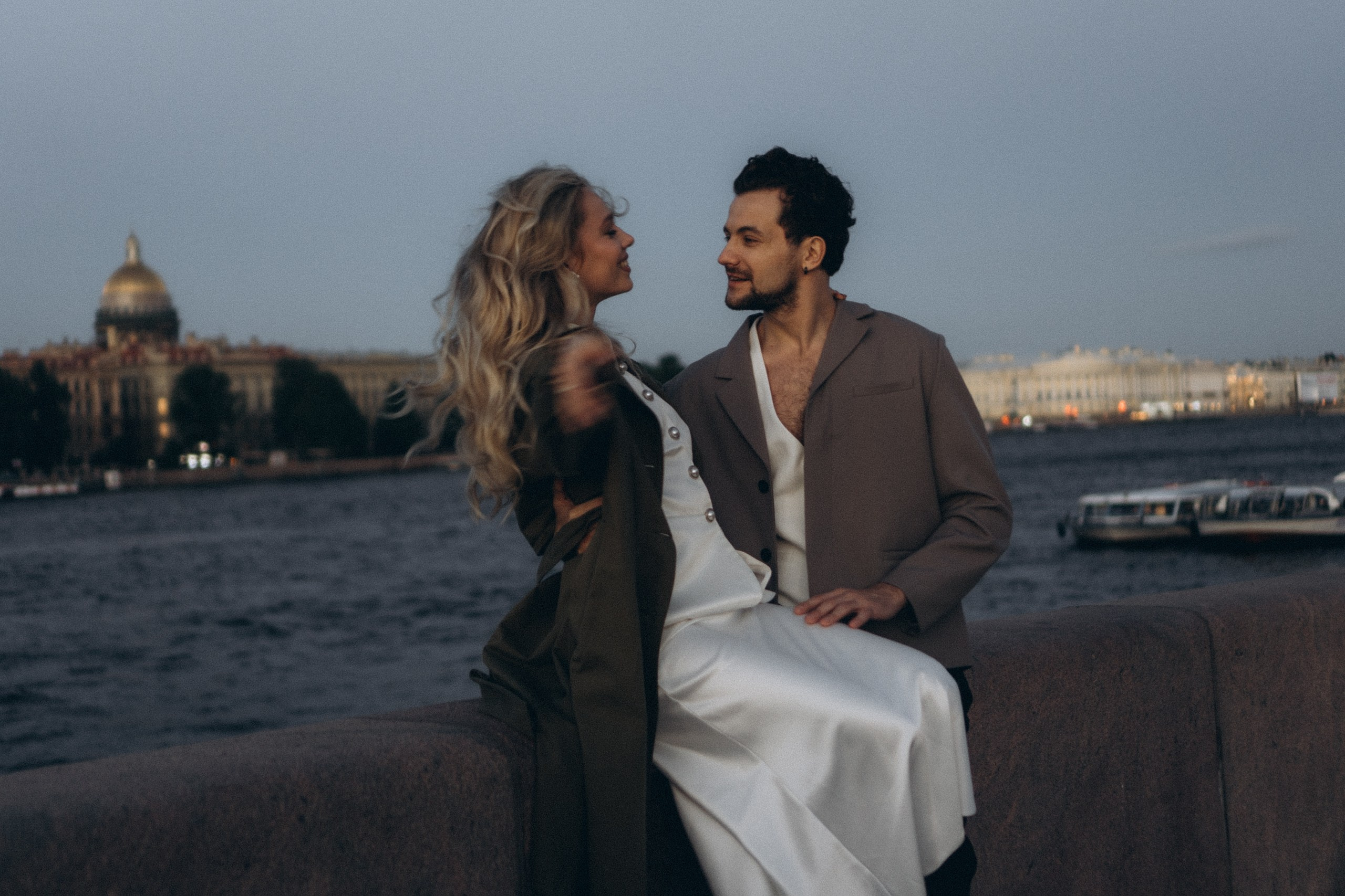 СВАДЕБНАЯ СЬЕМКА ПАРЫ НА РАССВЕТЕ В БЕЛЫЕ НОЧИ И ПРОГУЛКА С РАЗВОДНЫМИ МОСТАМИ И ПИКНИК ВОЗЛЕ ИСАКИЕВСКОГО СОБОРА. Профессиональный фотограф, Санкт-Петербург — Виктория Богомолова