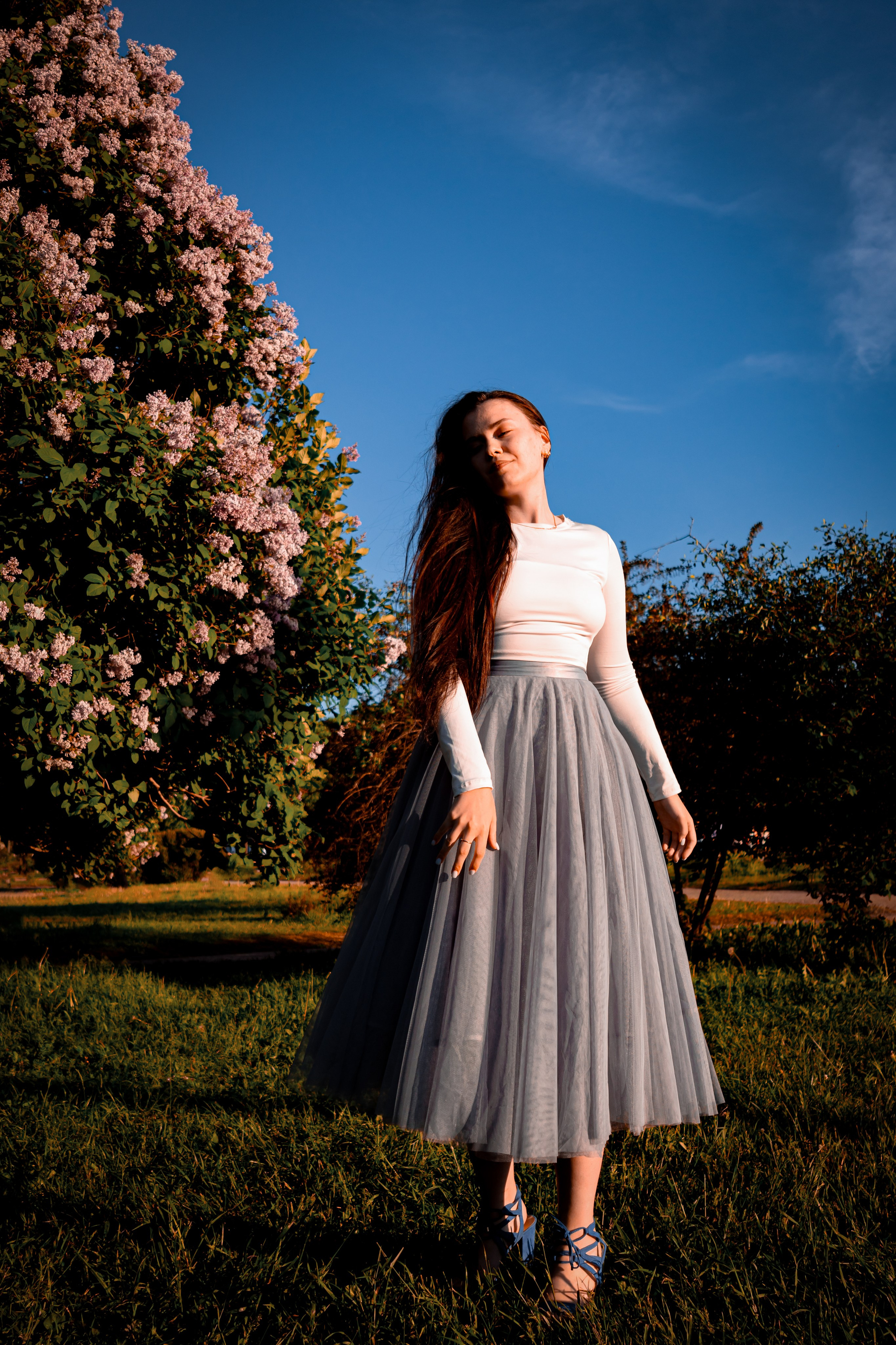 Фотография в Спб, фотосессия  на природе. солнечный день  поле с сиренью.