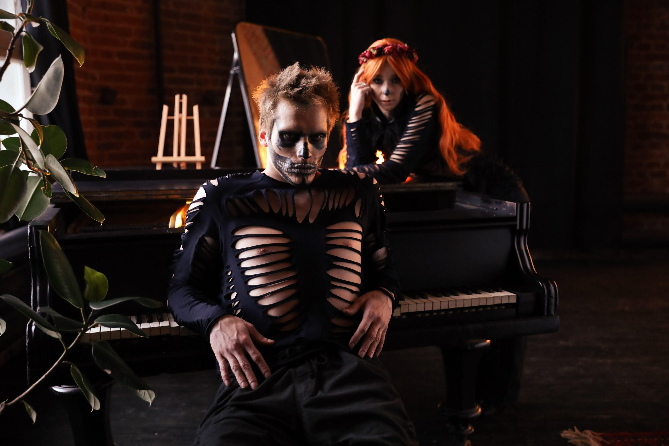 День мертвых хэллуин парень и девушка в гриме скелета вечеринка Рояль