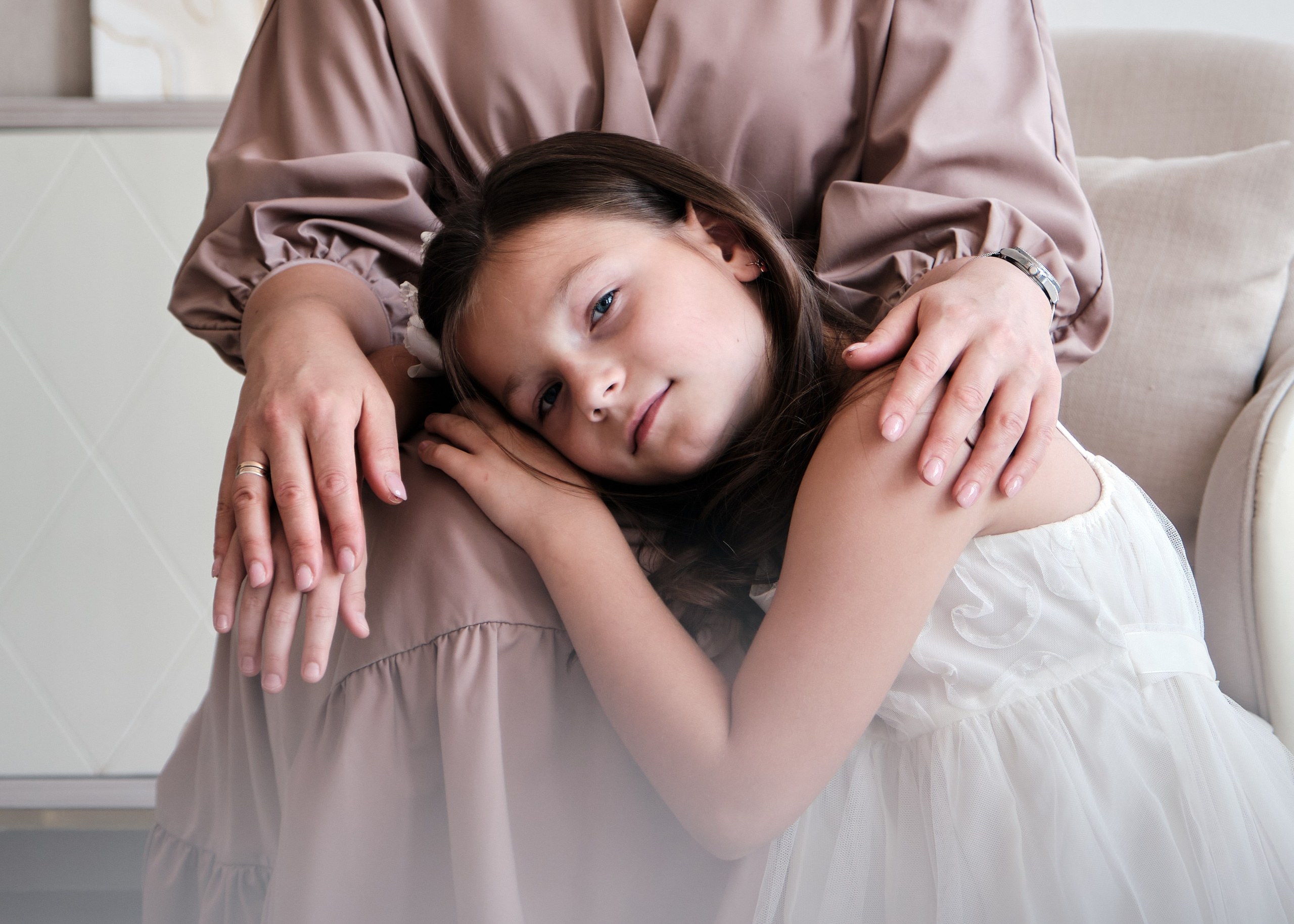 Семейная фотосессия Елена и дочка — светлая семейная съёмка в студии. Портретный фотограф на новый год в Москве Виктория Колышева