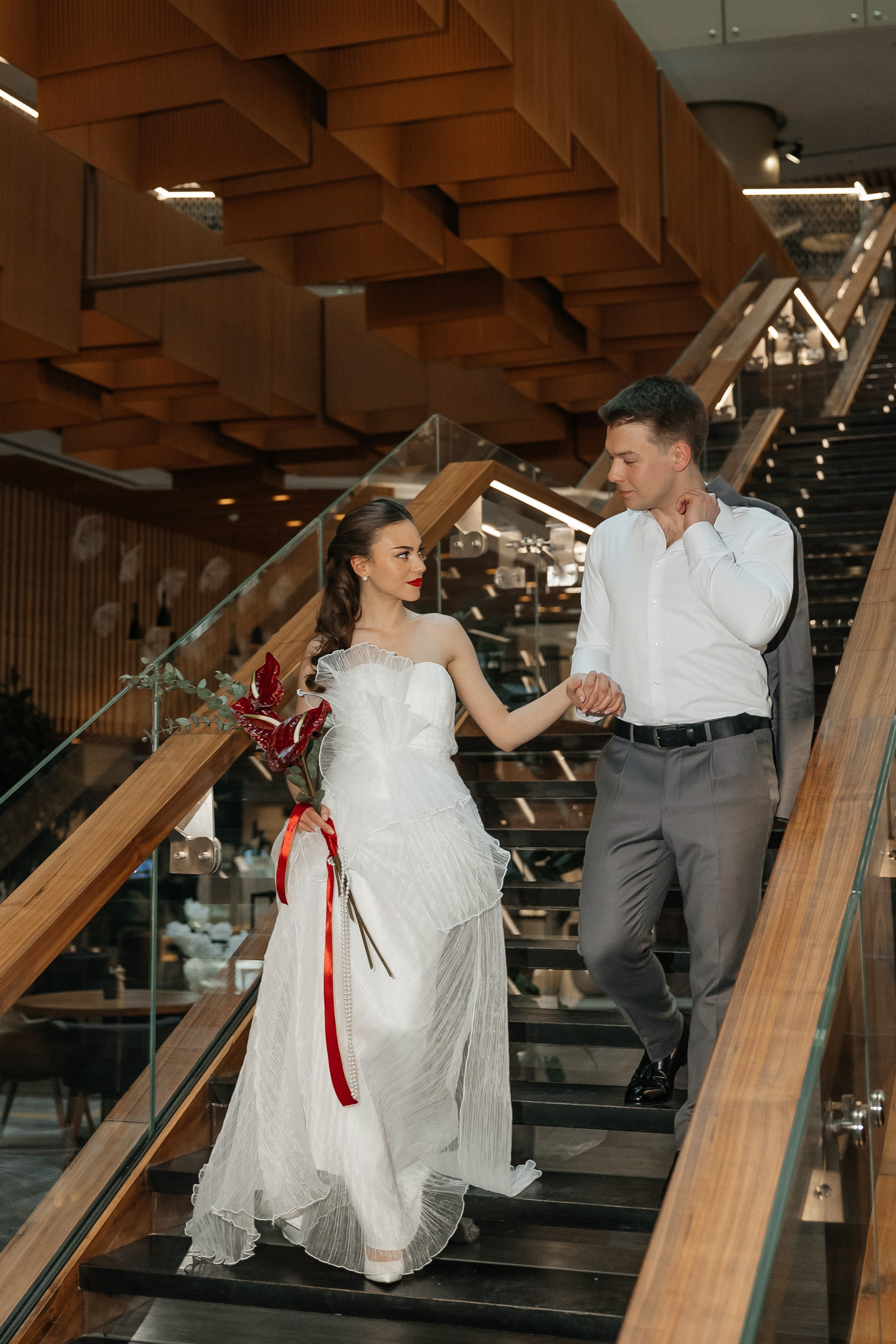 Свадебная фотосессия на лестнице отеля Radisson Blu Olympiyskiy в Москве
