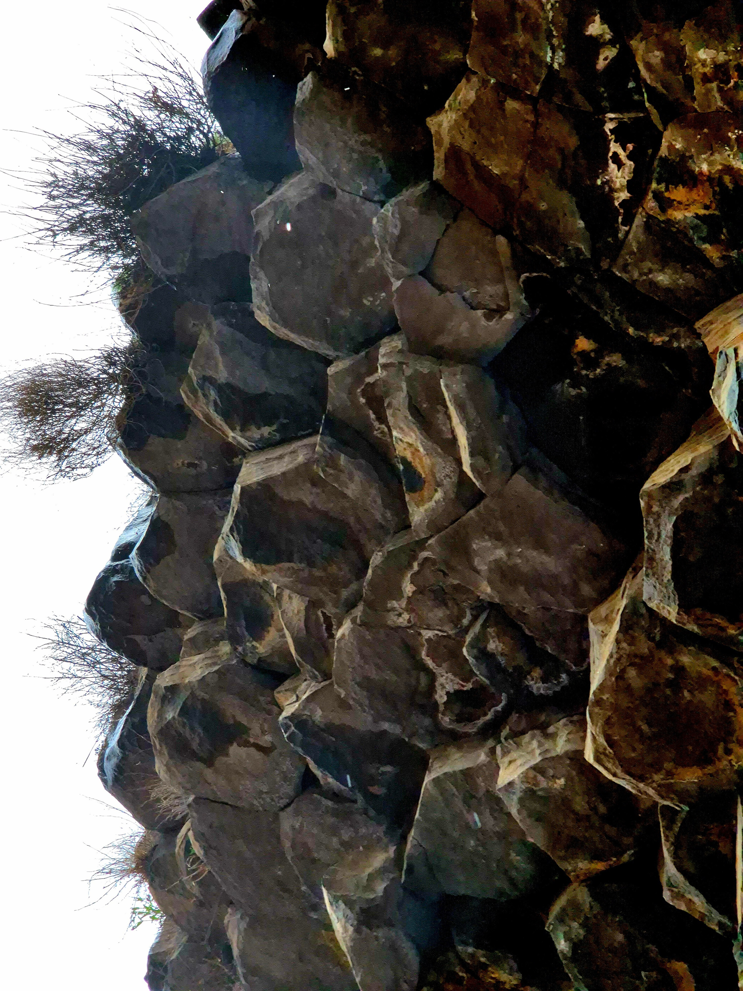 Внизу бежит речка, а над головой нависают каменные столбы