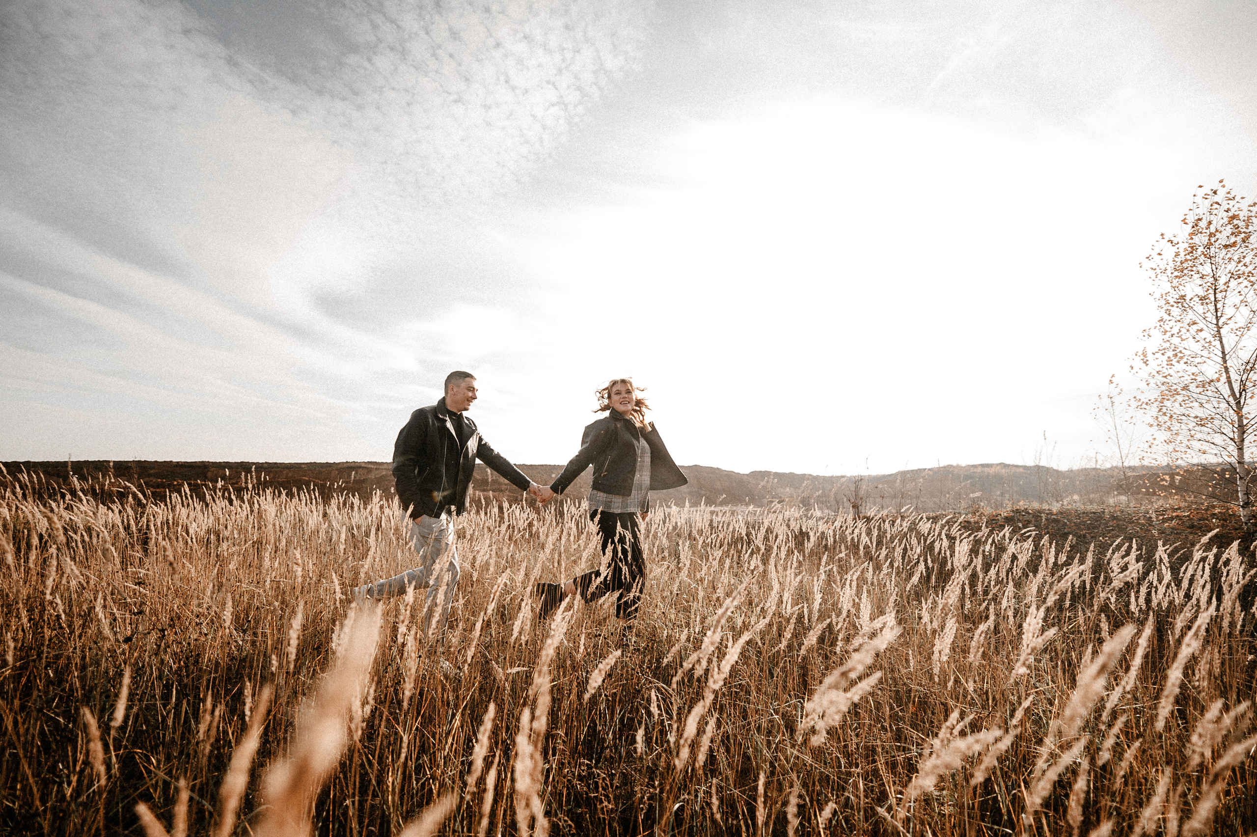 бегут по полю