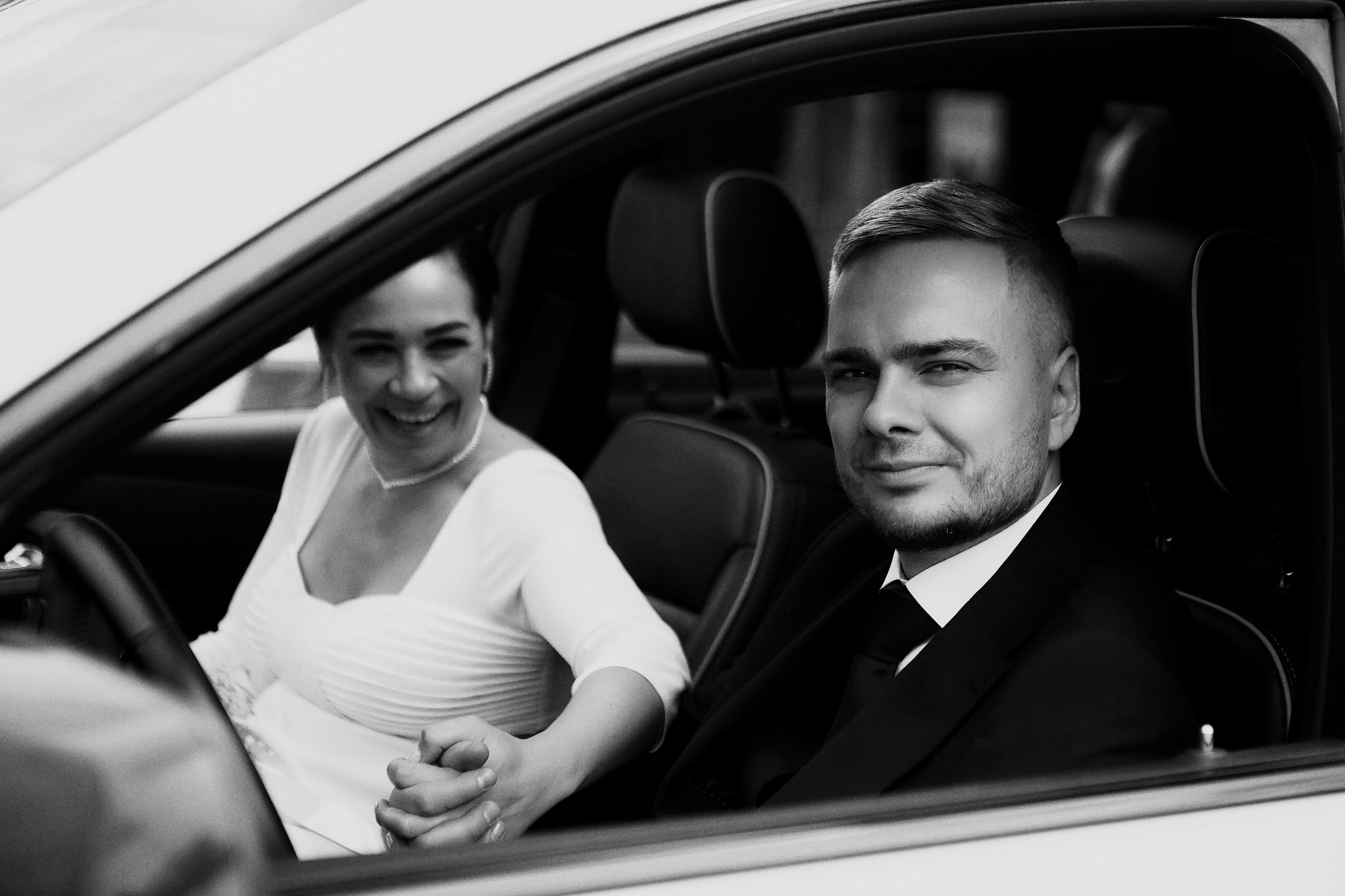 Свадебная фотосессия в машине, свадебный фотограф в Москве