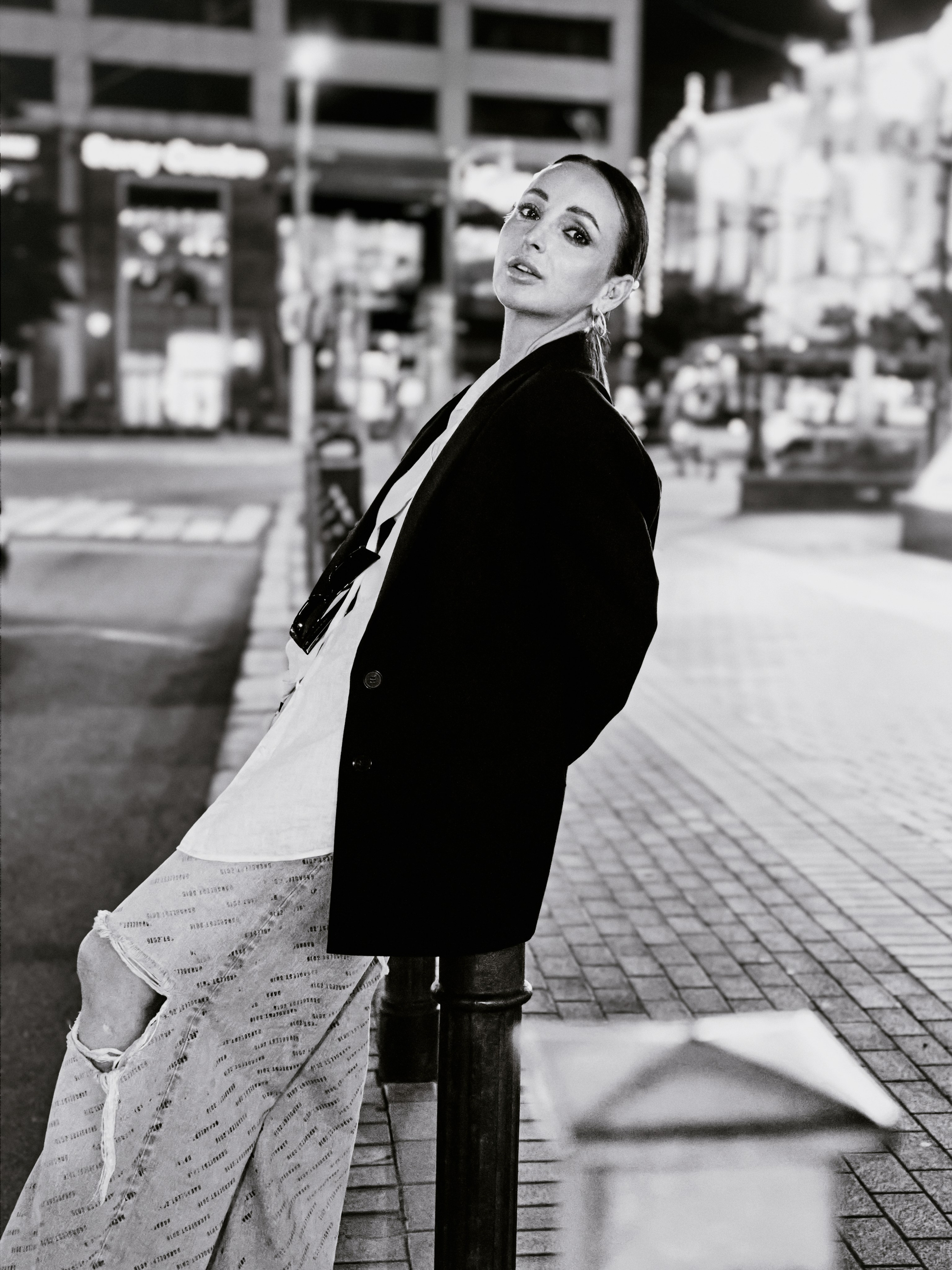 Ночная прогулочная съемка девушки женским фэшен фотографом Екатериной Врублевской в Калининграде на Площади