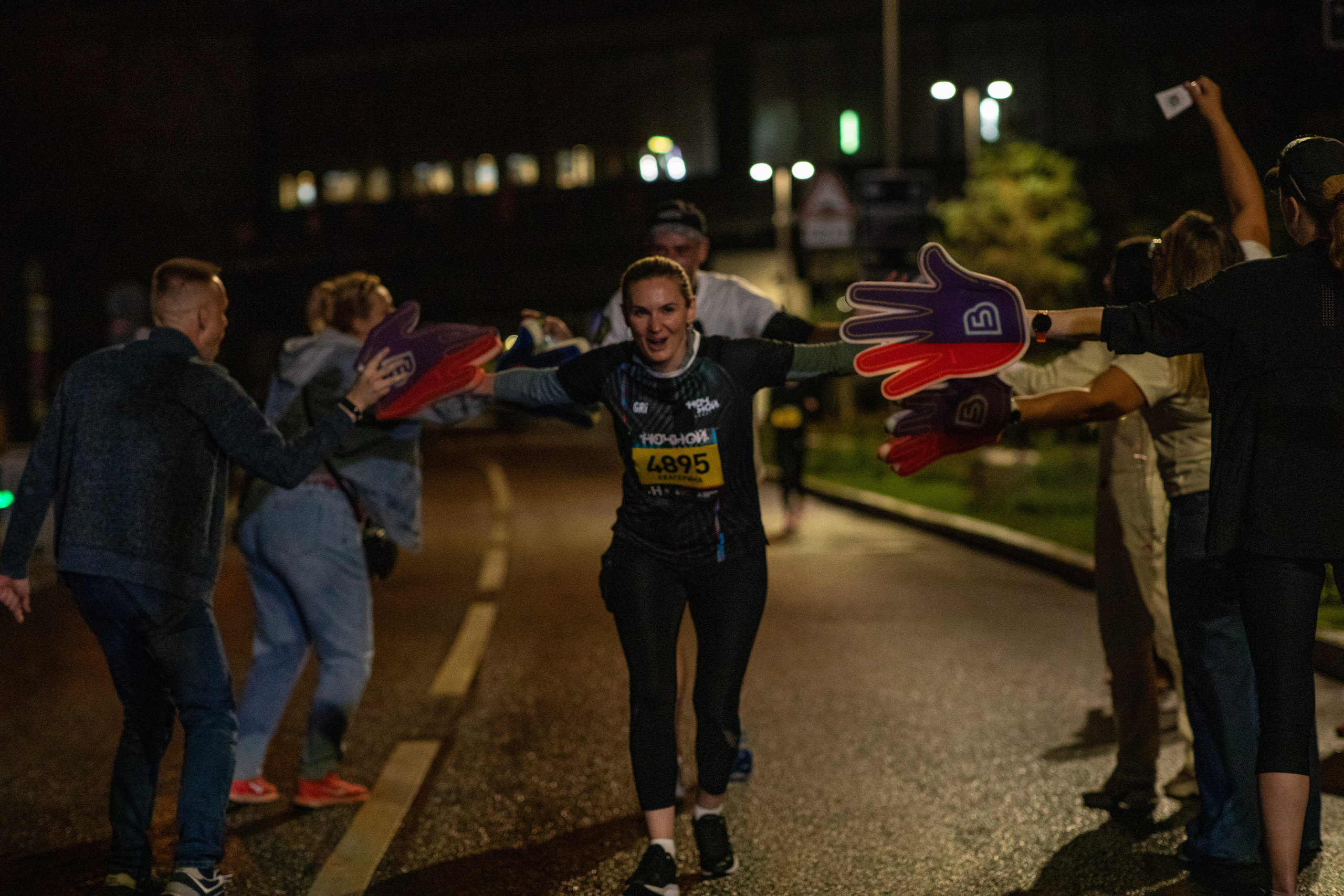 Ночной забег в ленте фотографий бегунов 03.08.24. Фотограф Сергей Ловкий