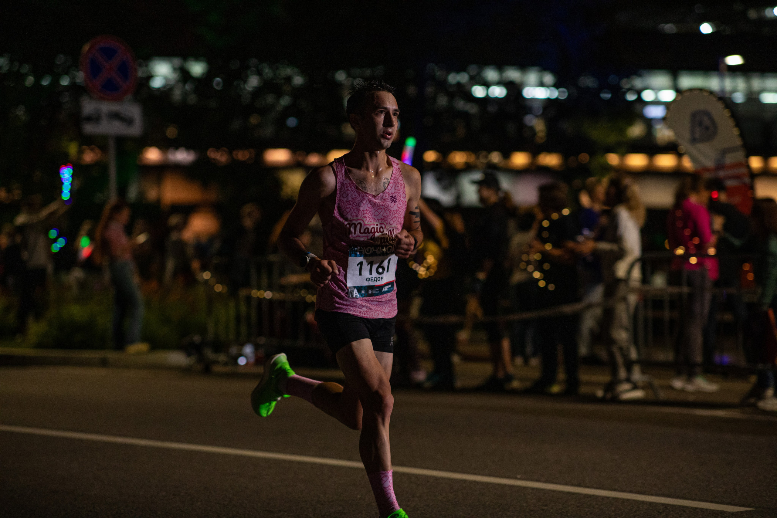 Ночной забег в ленте фотографий бегунов 03.08.24. Фотограф Сергей Ловкий