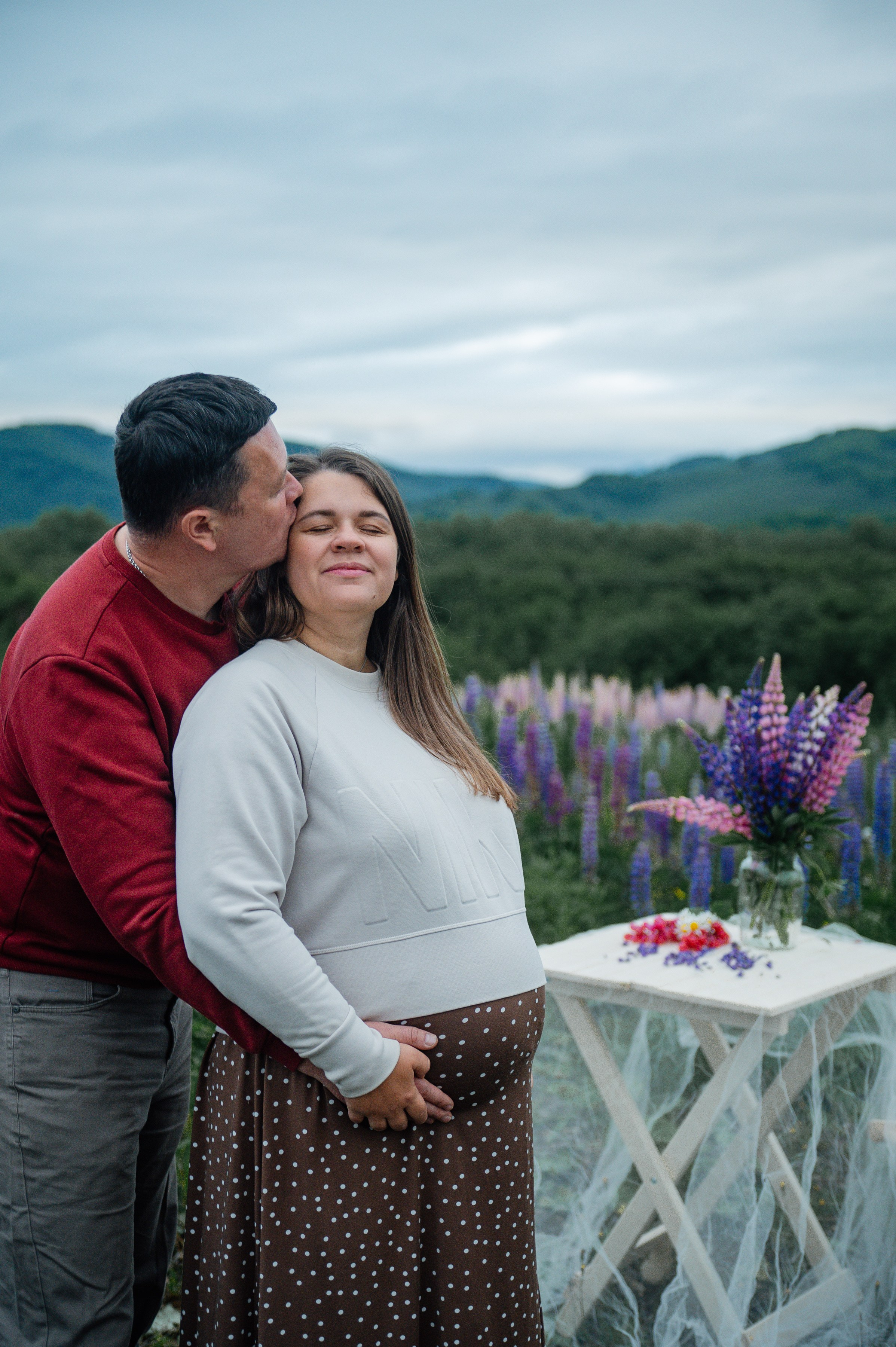 Прогулка в люпиновых полях. Свадебный и семейный фотограф Камчатка. Фотограф Камчатка