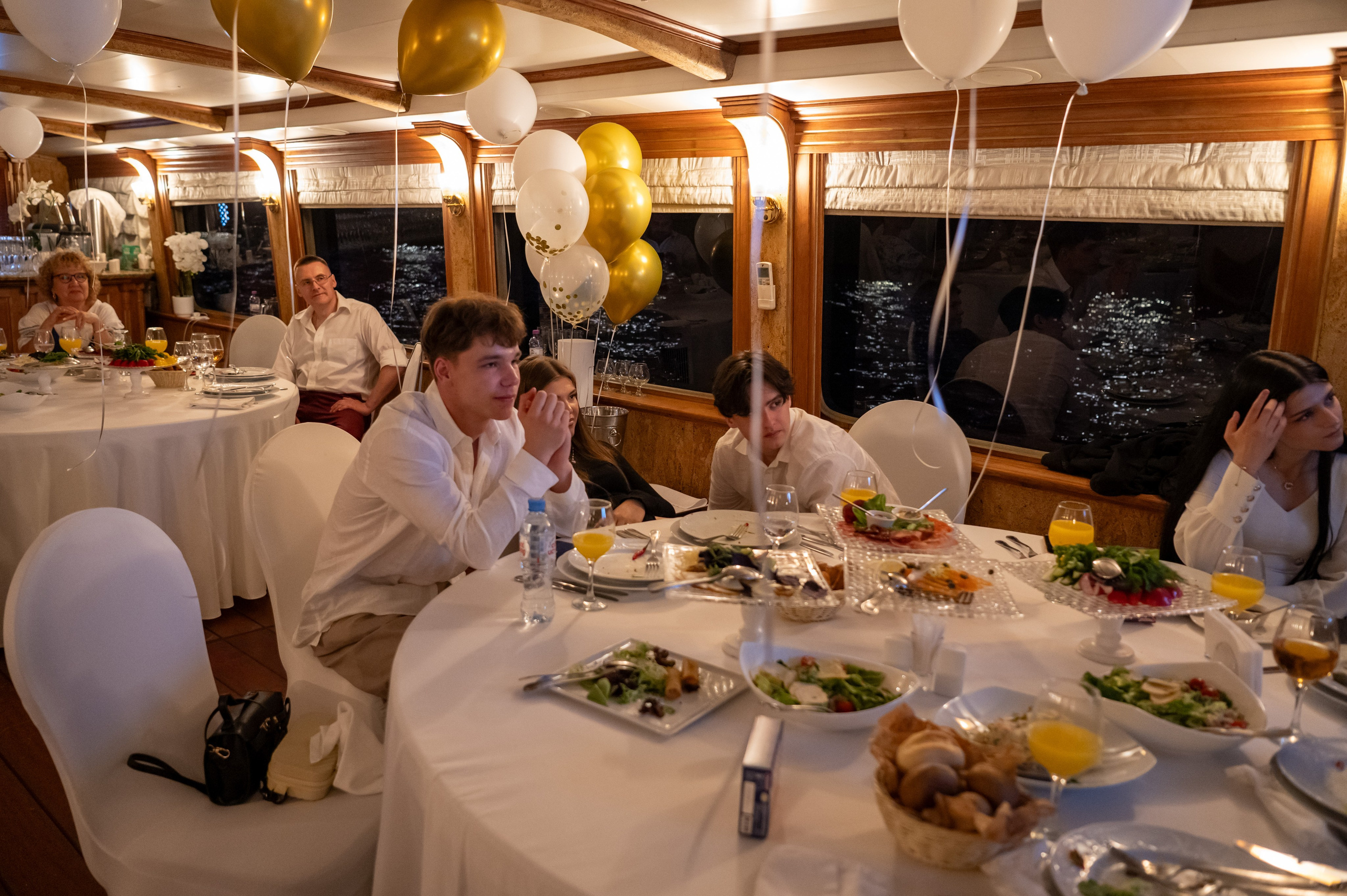 Выпускной вечер 11 класс на теплоходе. Детский и семейный фотограф г. Москва Оксана Катаджи