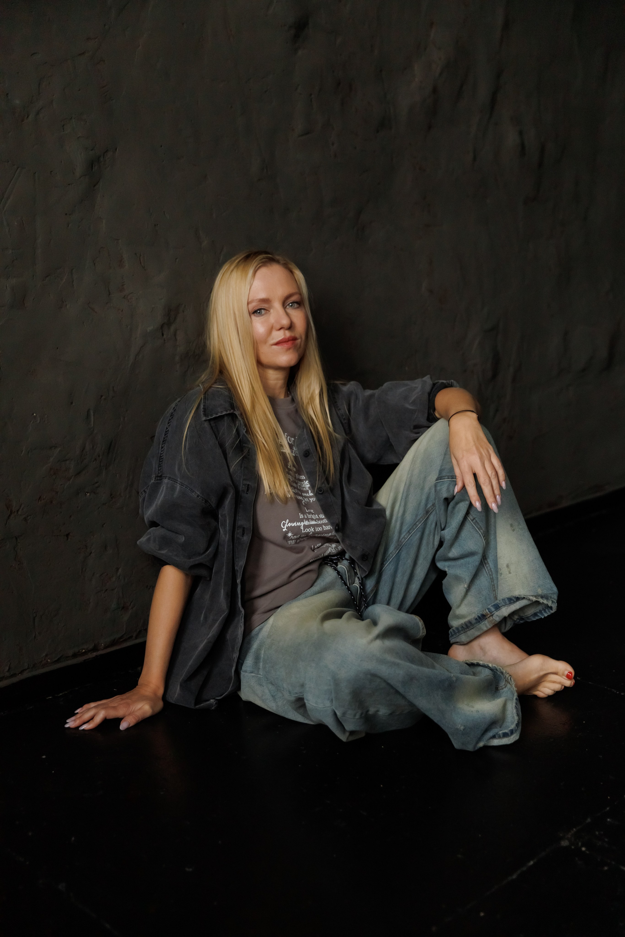 Портретная фотосессия в студии в Костроме в темных тонах. Портретный и репортажный фотограф Екатерина Селиверстова, Кострома