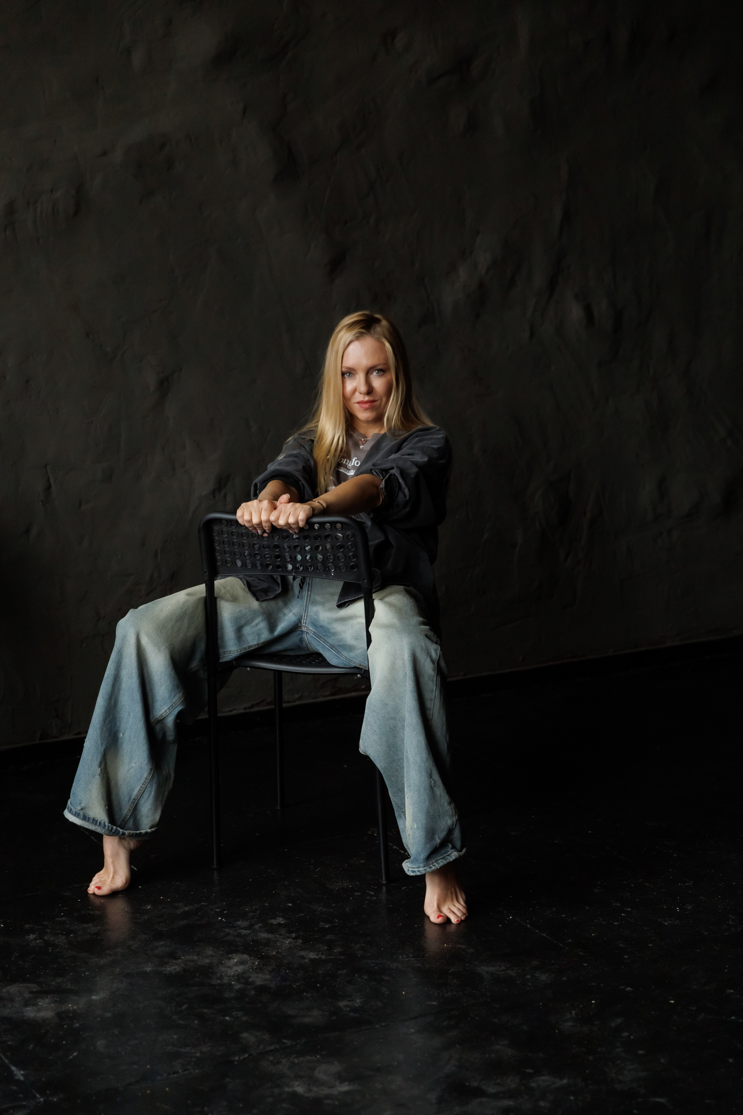 Портретная фотосессия в студии в Костроме в темных тонах. Портретный и репортажный фотограф Екатерина Селиверстова, Кострома