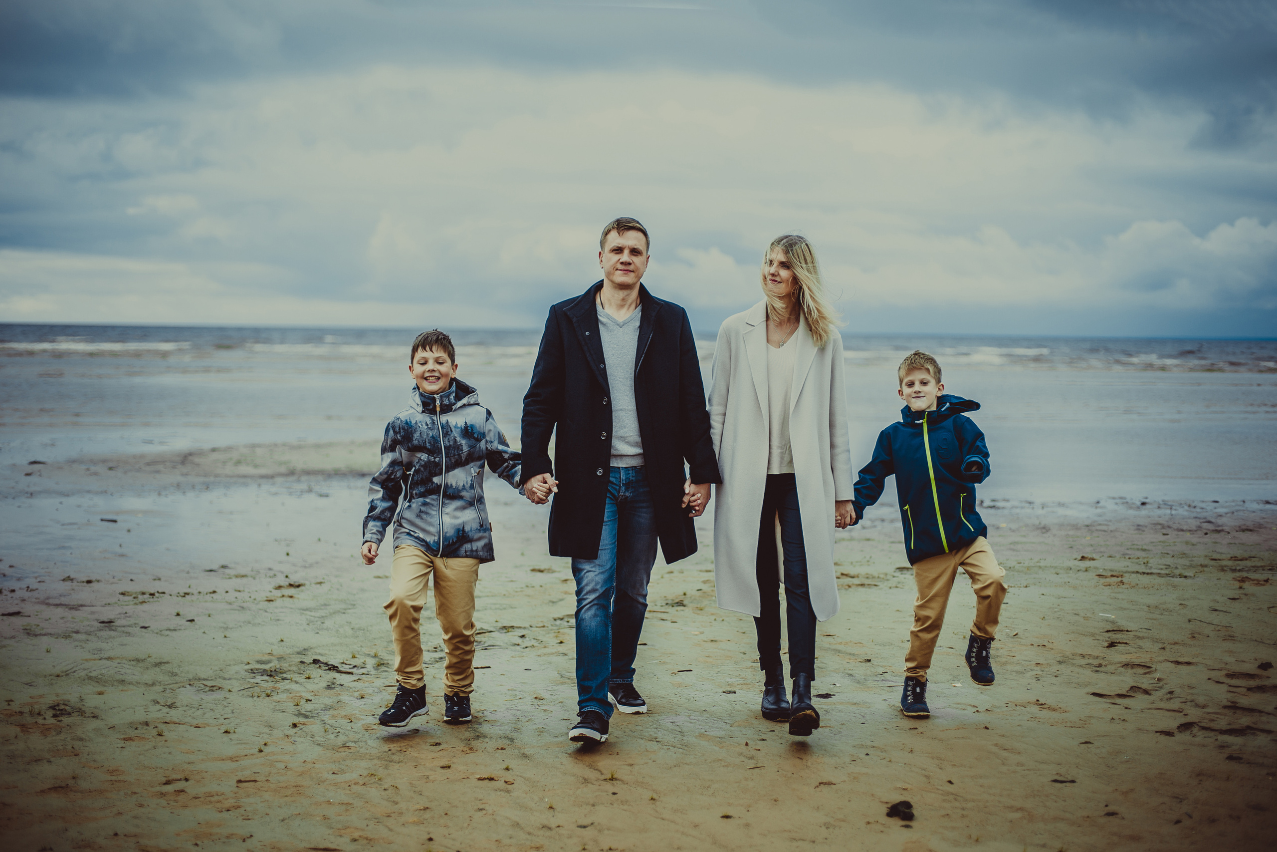 Семейная фотосессия родителей с двумя сыновьями на Финском Заливе. Детский, свадебный и семейный фотограф Юлия Курбатова, Санкт-Петербург
