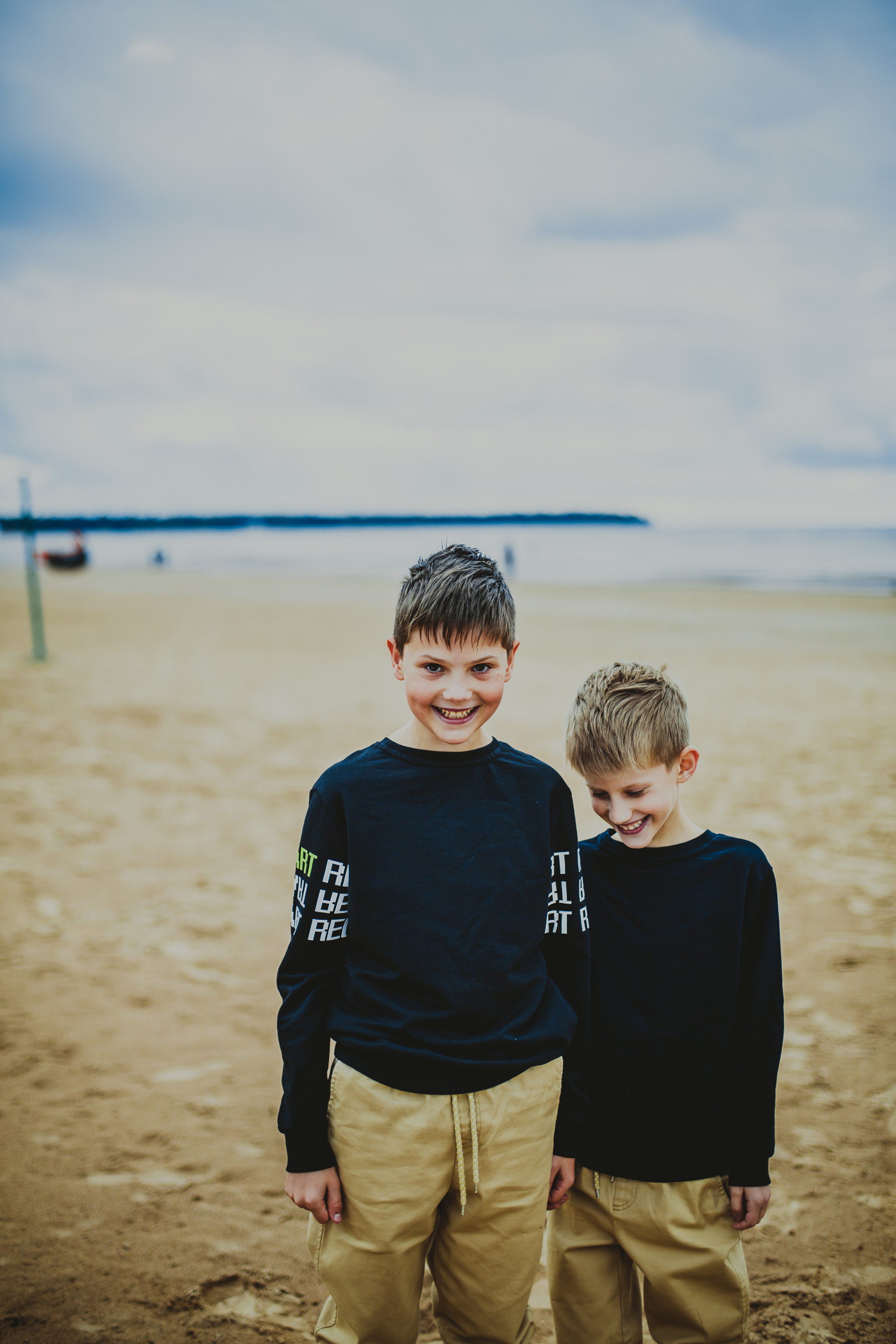 Семейная фотосессия родителей с двумя сыновьями на Финском Заливе. Детский, свадебный и семейный фотограф Юлия Курбатова, Санкт-Петербург