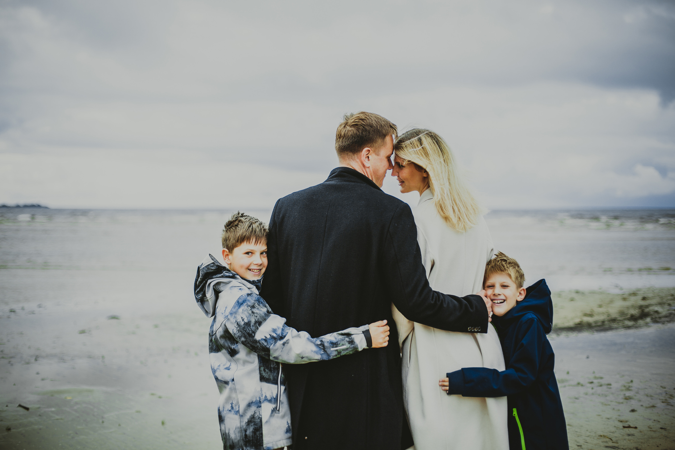 Семейная фотосессия родителей с двумя сыновьями на Финском Заливе. Детский, свадебный и семейный фотограф Юлия Курбатова, Санкт-Петербург