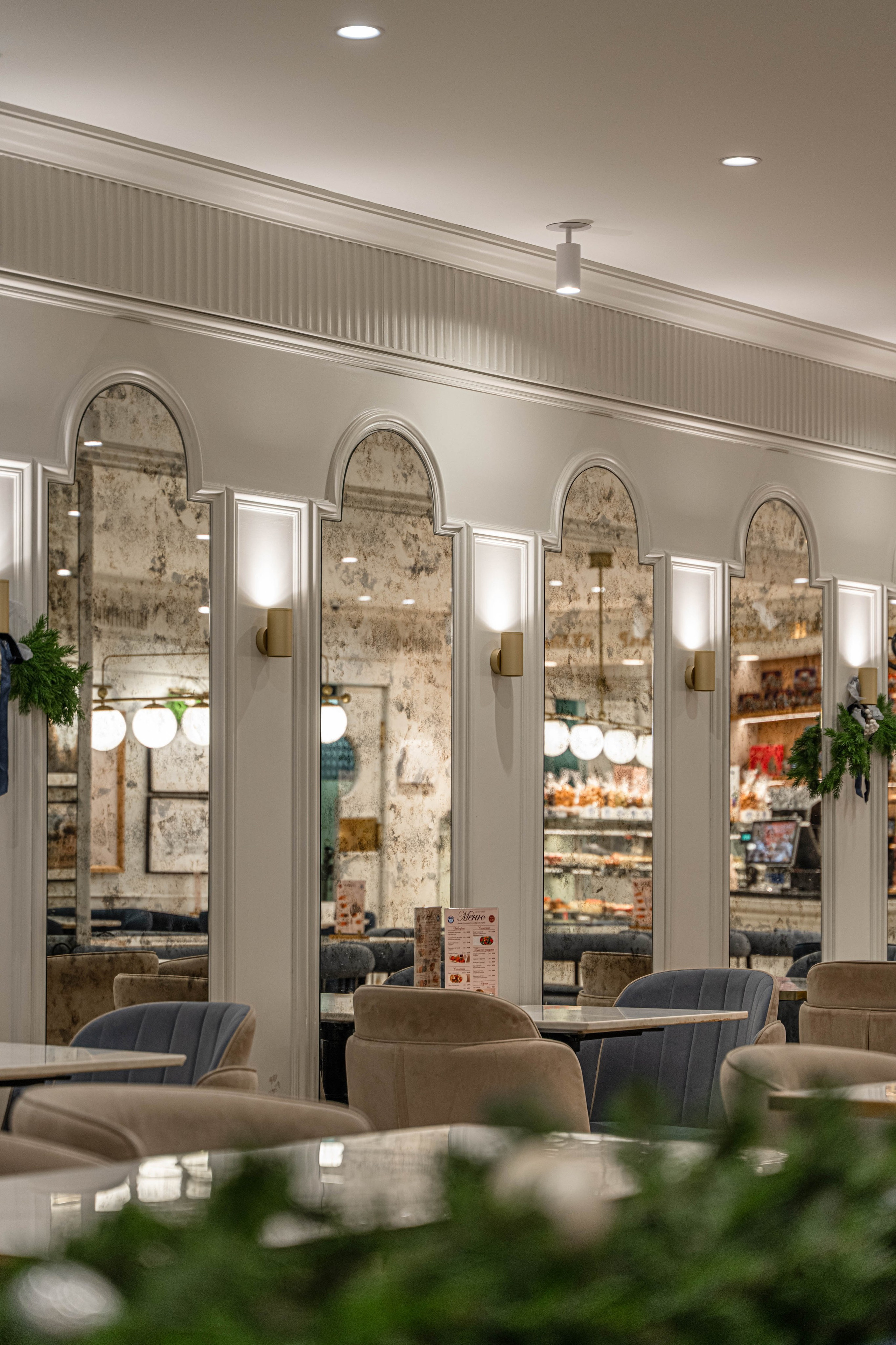 Фотосъемка освещения Maytoni в кафе Север. Интерьерный и репортажный фотограф в Санкт-Петербурге