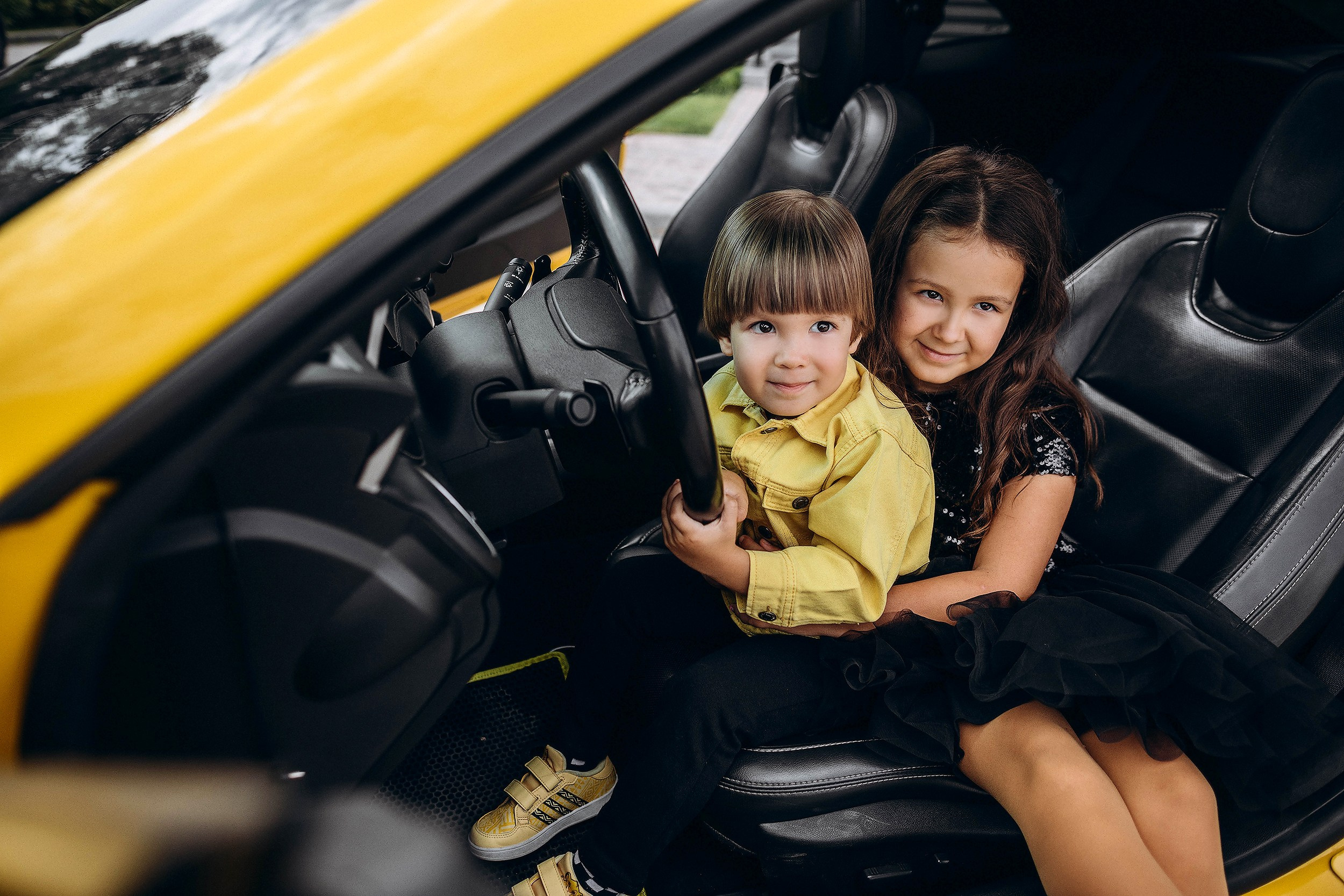 Семейная съемка. Детский день рождения с желтой спортивной машиной.