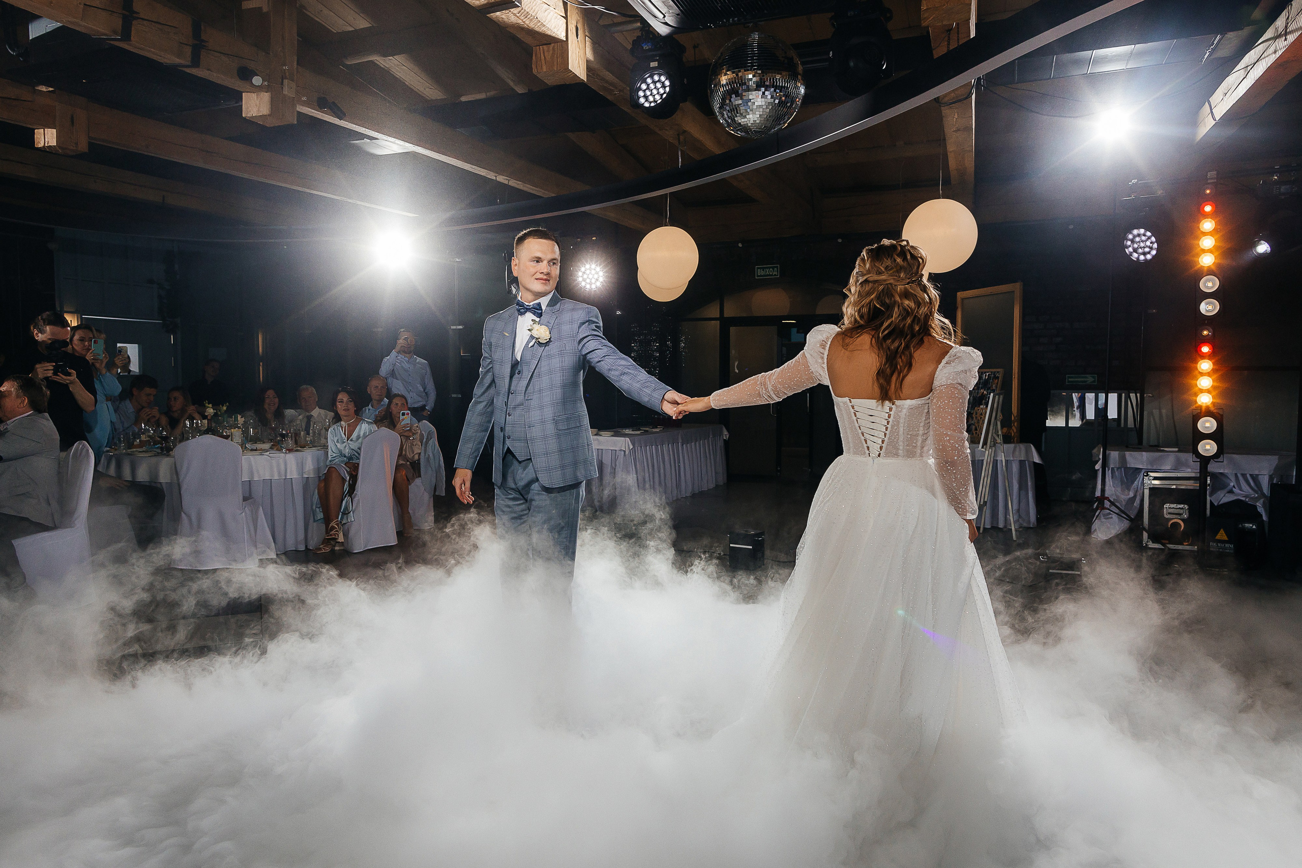 Трогательная выездная церемония в уютном дворике отеля. Олег Сверчков | Свадебный фотограф Вологда