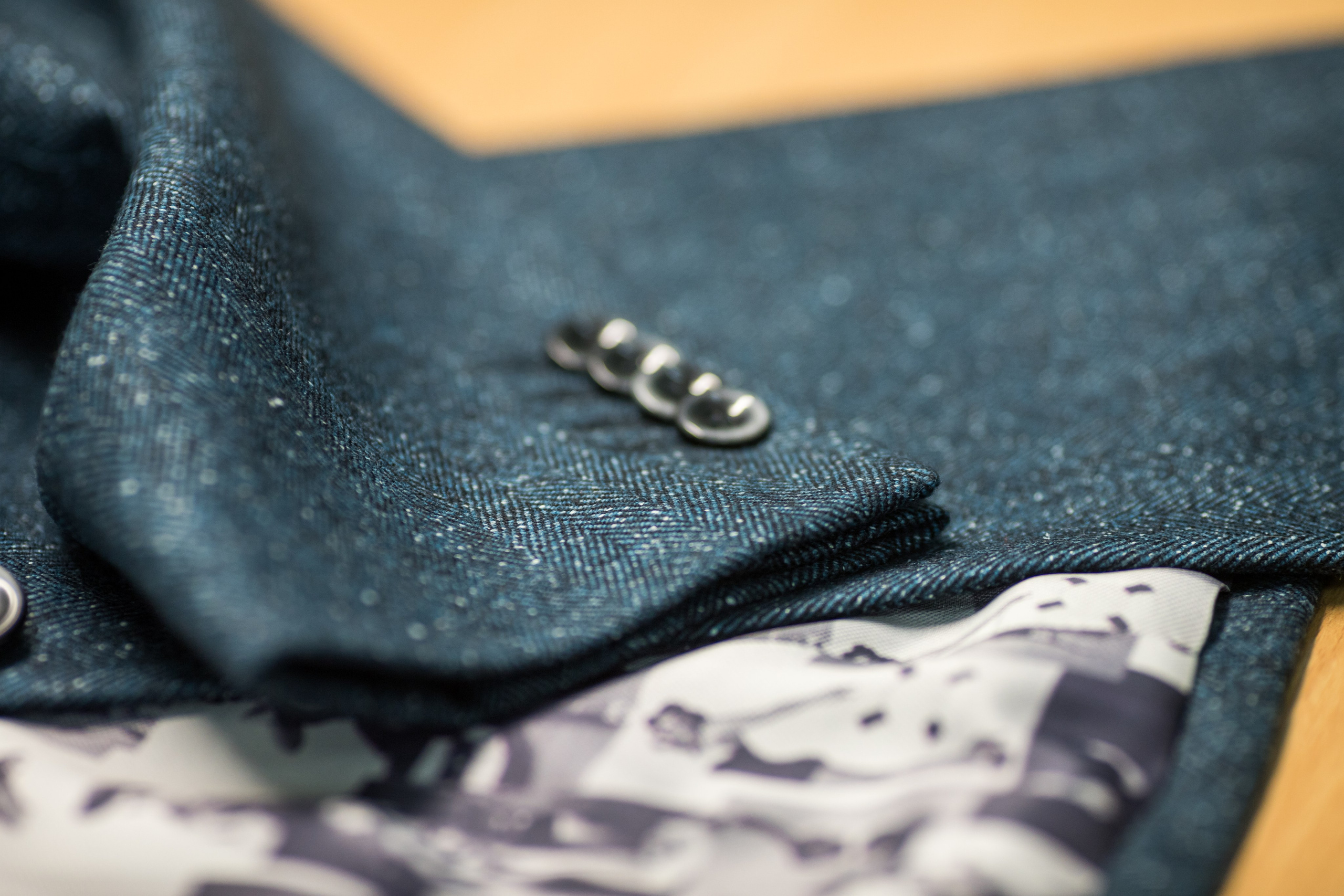 Манжета синего пиджака с металлическими пуговицами и подкладка с принтом, макро, ателье в Екатеринбурге, фотограф Илья Антропов