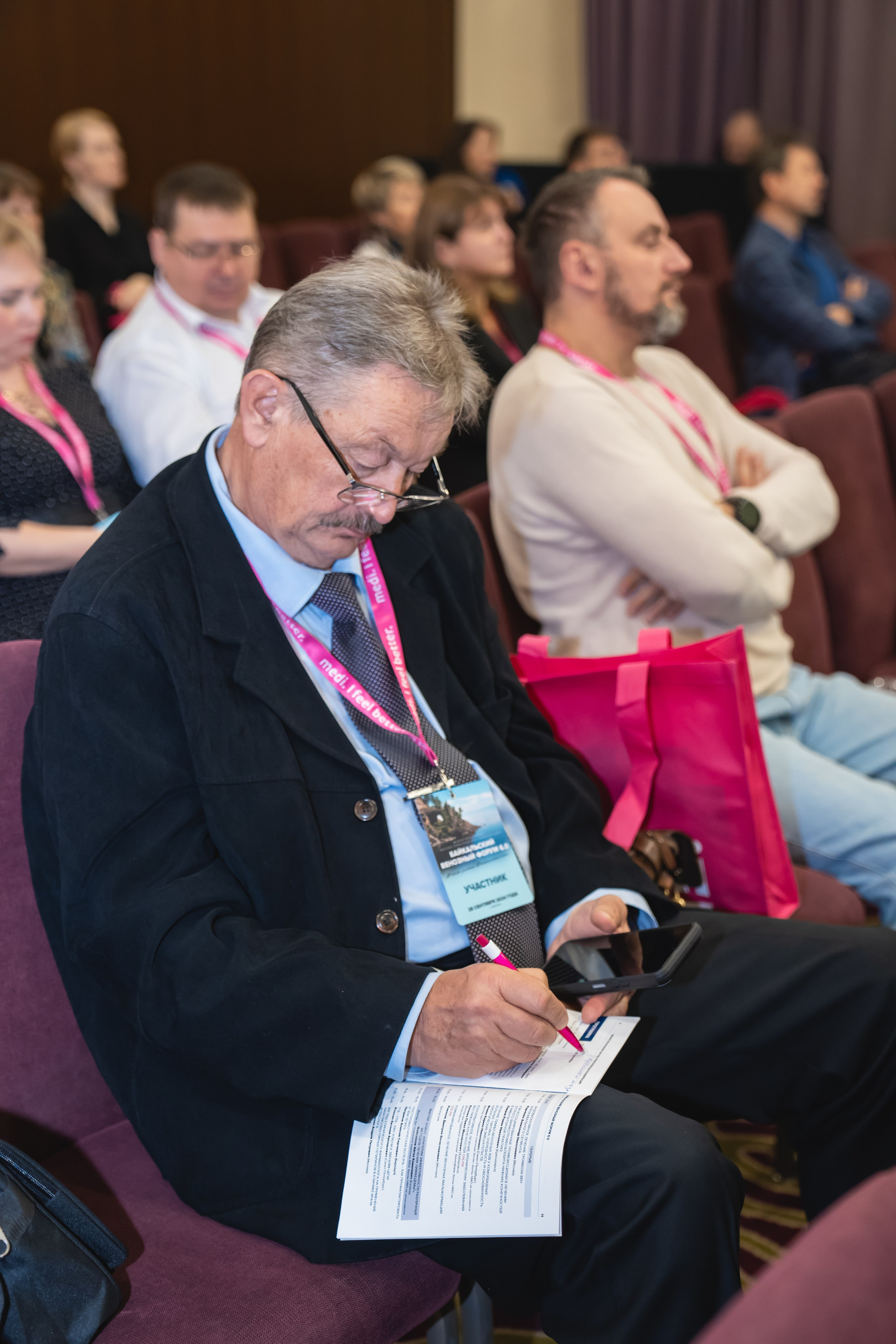 Фотосессия форумов, конференций. Занимаюсь профессиональной фотографией и живу рядом с Байкалом. Работаю в разных жанрах