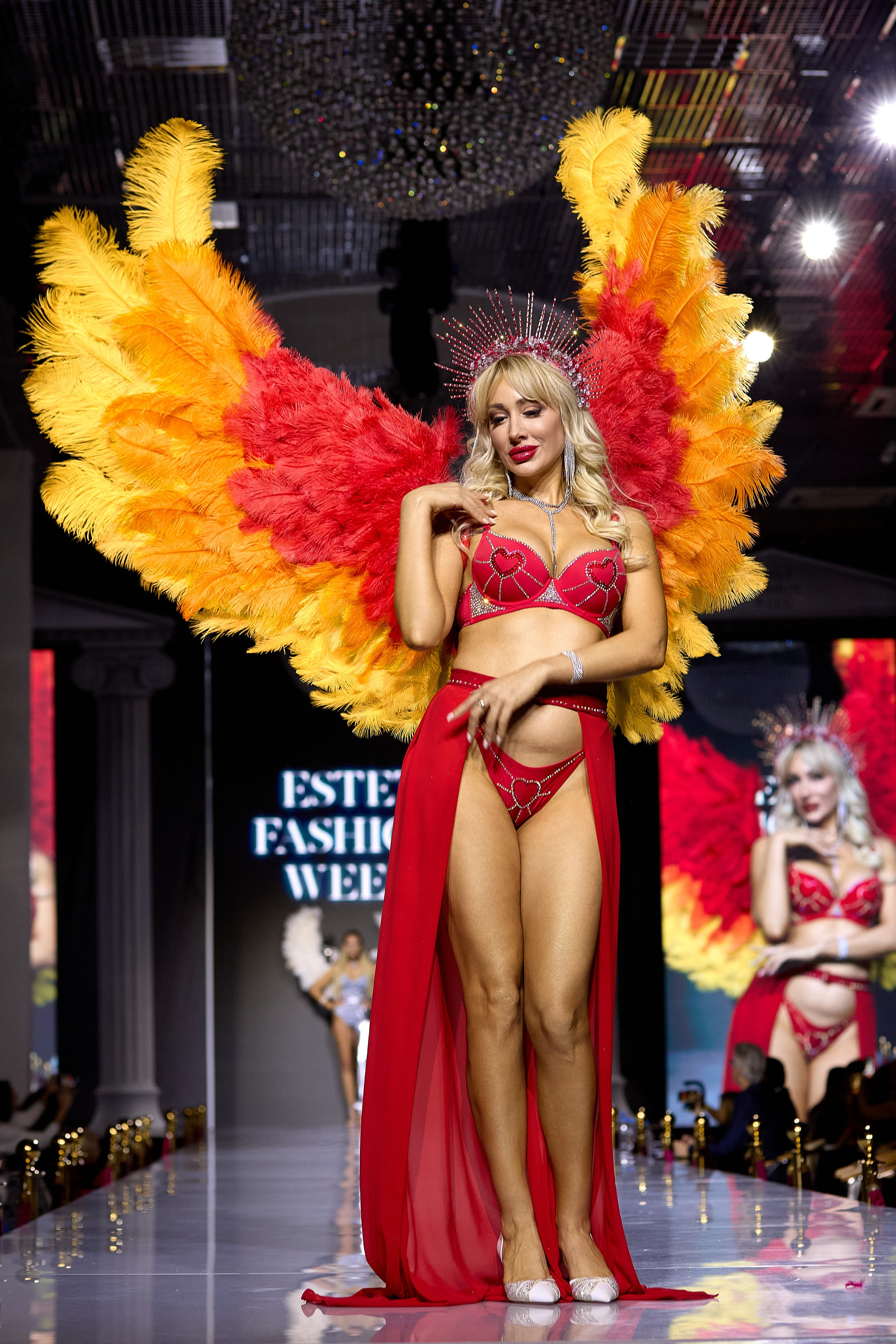 Показ в стиле Victoria's Secret | Ювелирная неделя моды «Эстет»