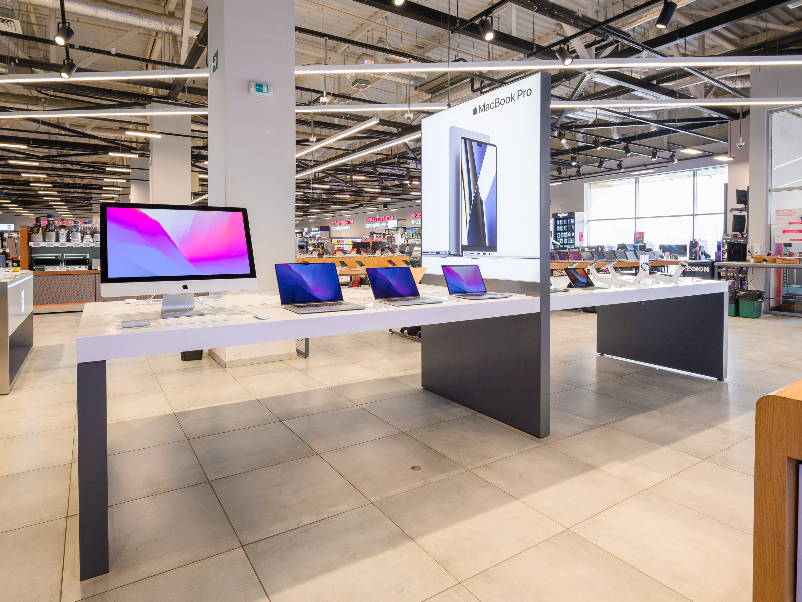 Витрины с техникой Apple. Интерьерный и репортажный фотограф в Алматы