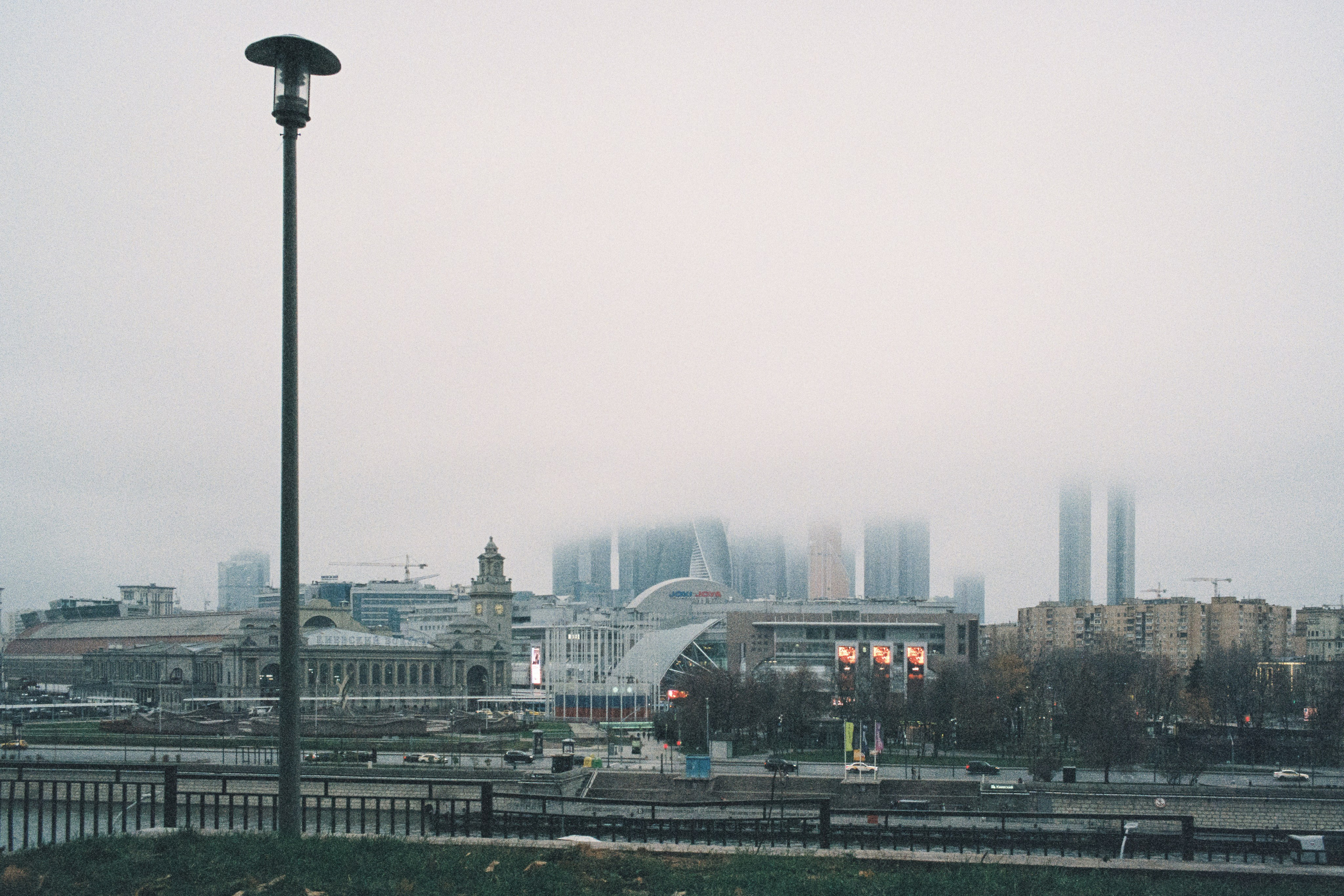 Вид с Ростовской набережной на Москва-Сити в тумане