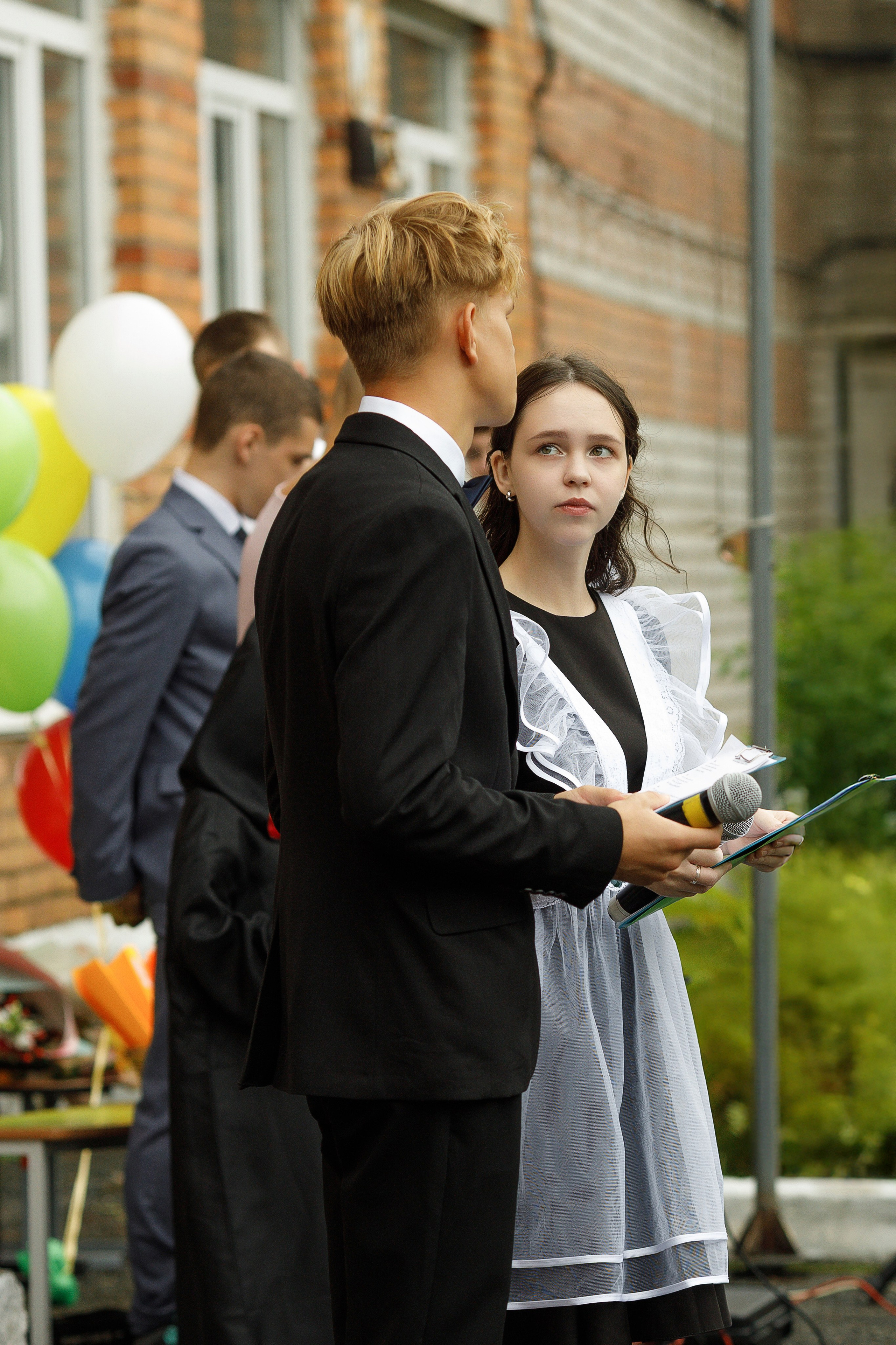 Линейка 11 клас Гимназия Артём. Photoalbum-vl.ru