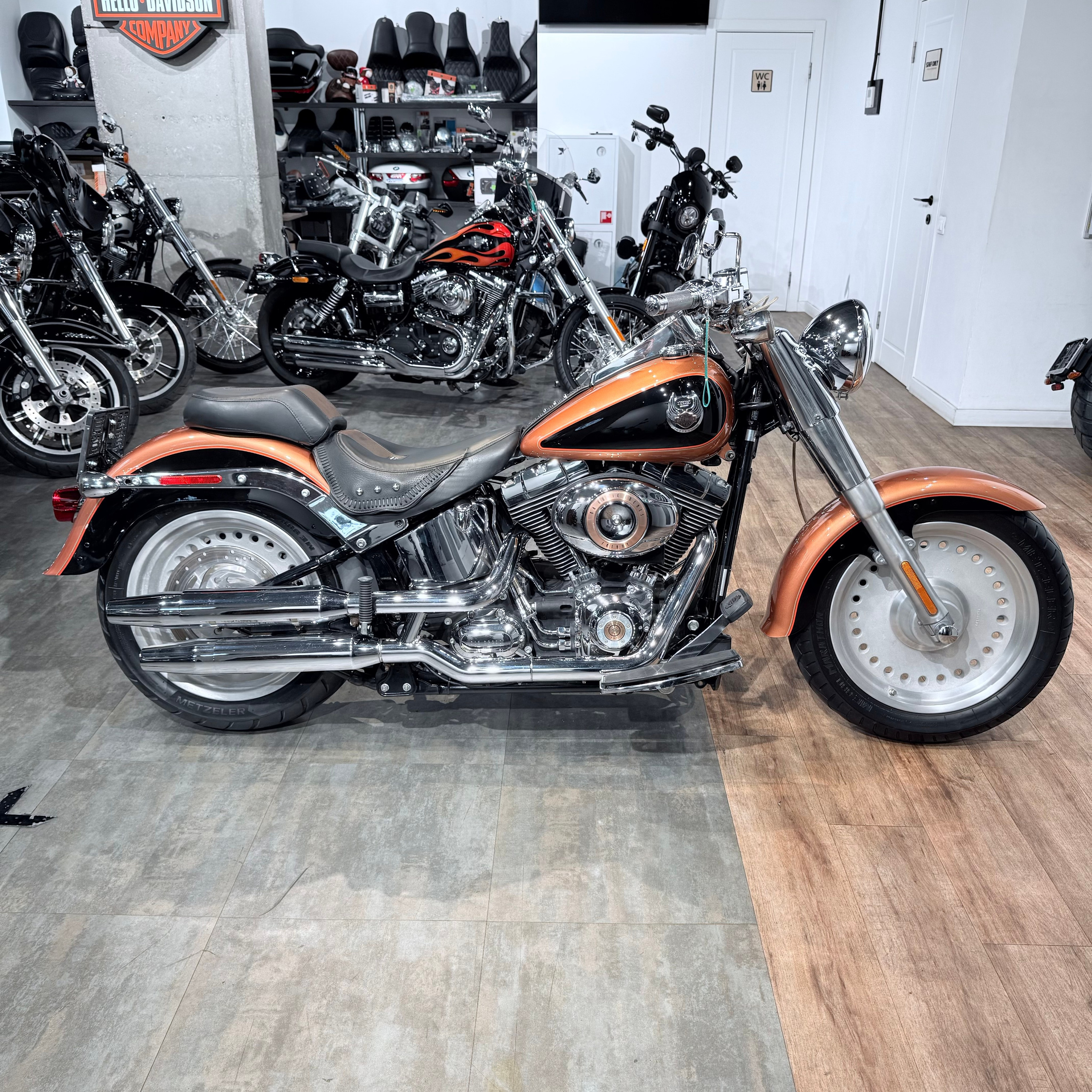 Купить Harley-Davidson 2008 Fat Boy 105 Yеаrs Аnnivеrsary (Softail/Dyna) — подробнее на сайте. Hello Davidson, Москва. Только хорошие мотоц