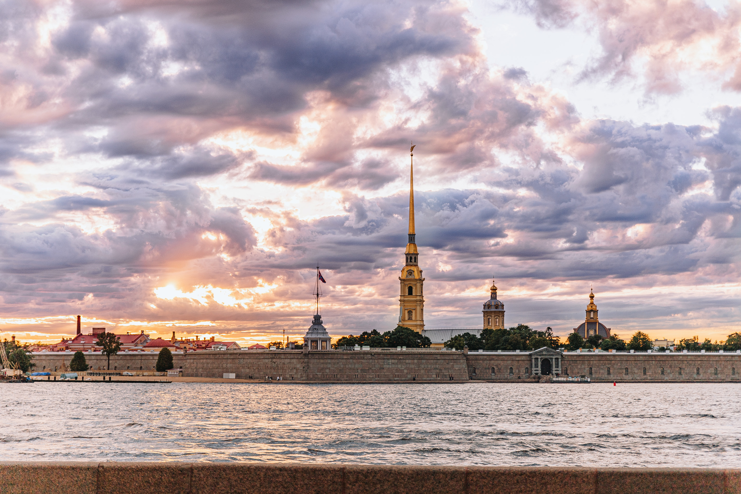 Love story. Алексей и Ирина. Летний Санкт-Петербург. Свадебный фотограф и видеограф — Сергей и Дарья