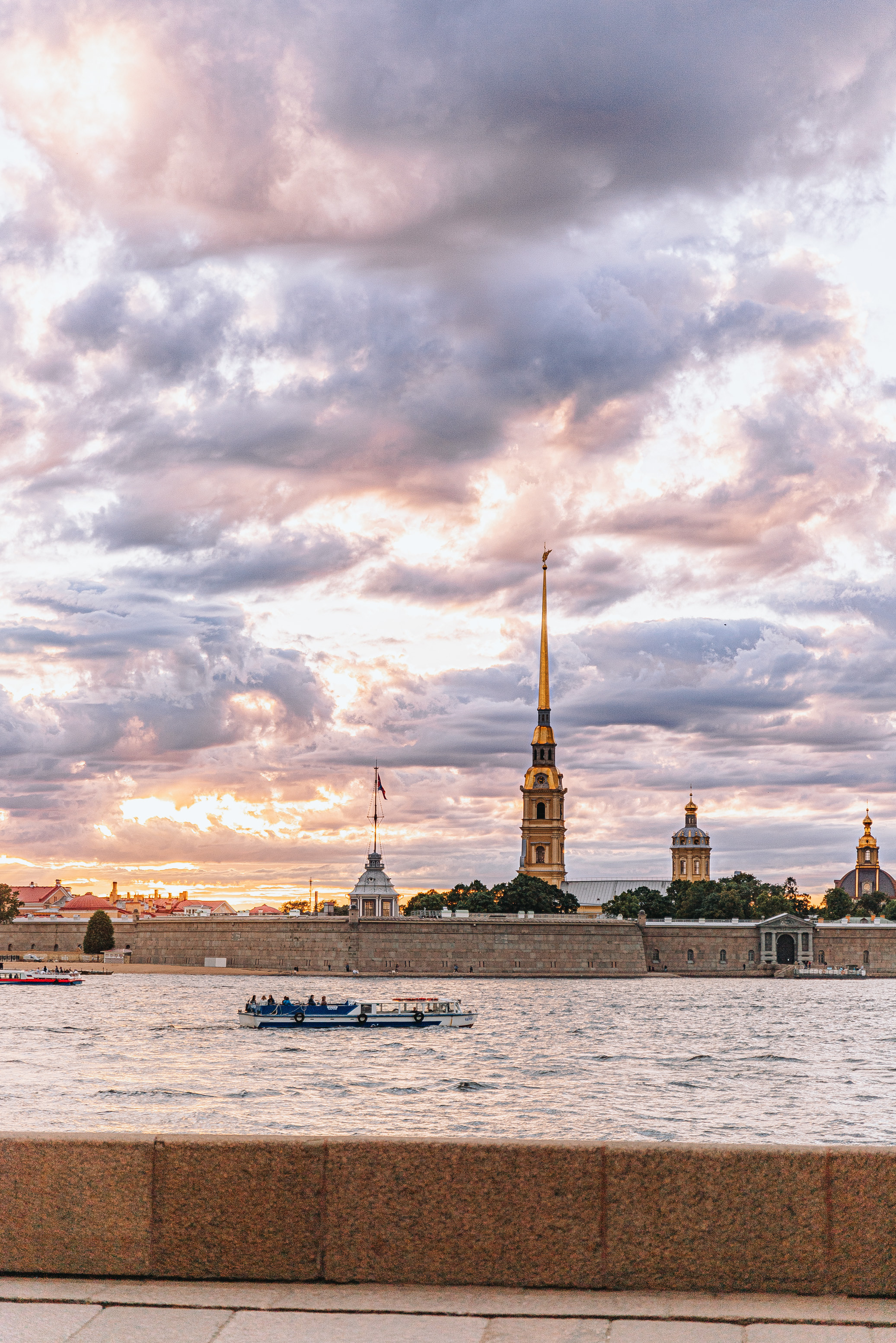 Love story. Алексей и Ирина. Летний Санкт-Петербург. Свадебный фотограф и видеограф — Сергей и Дарья