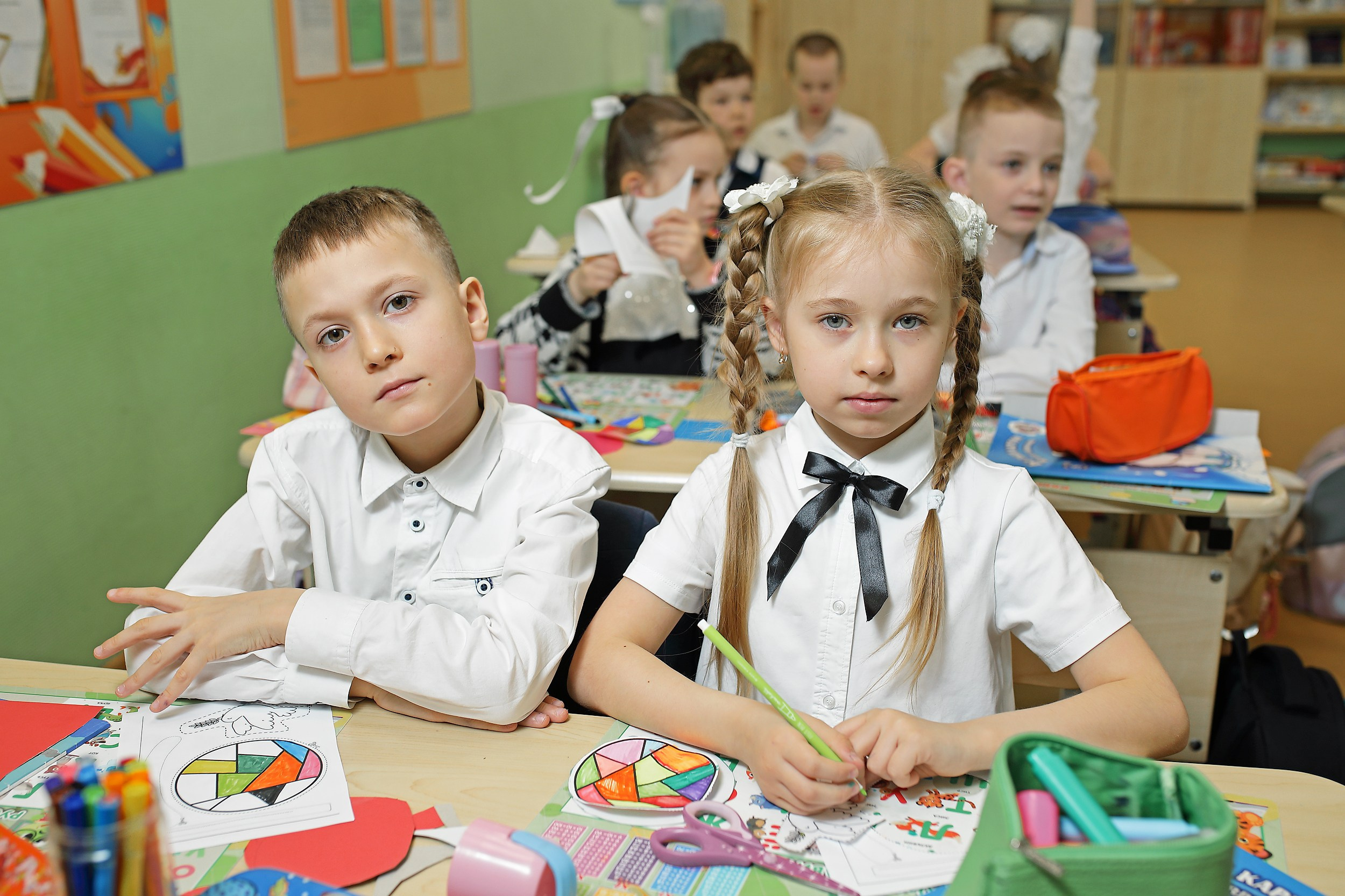 первоклассники за партой