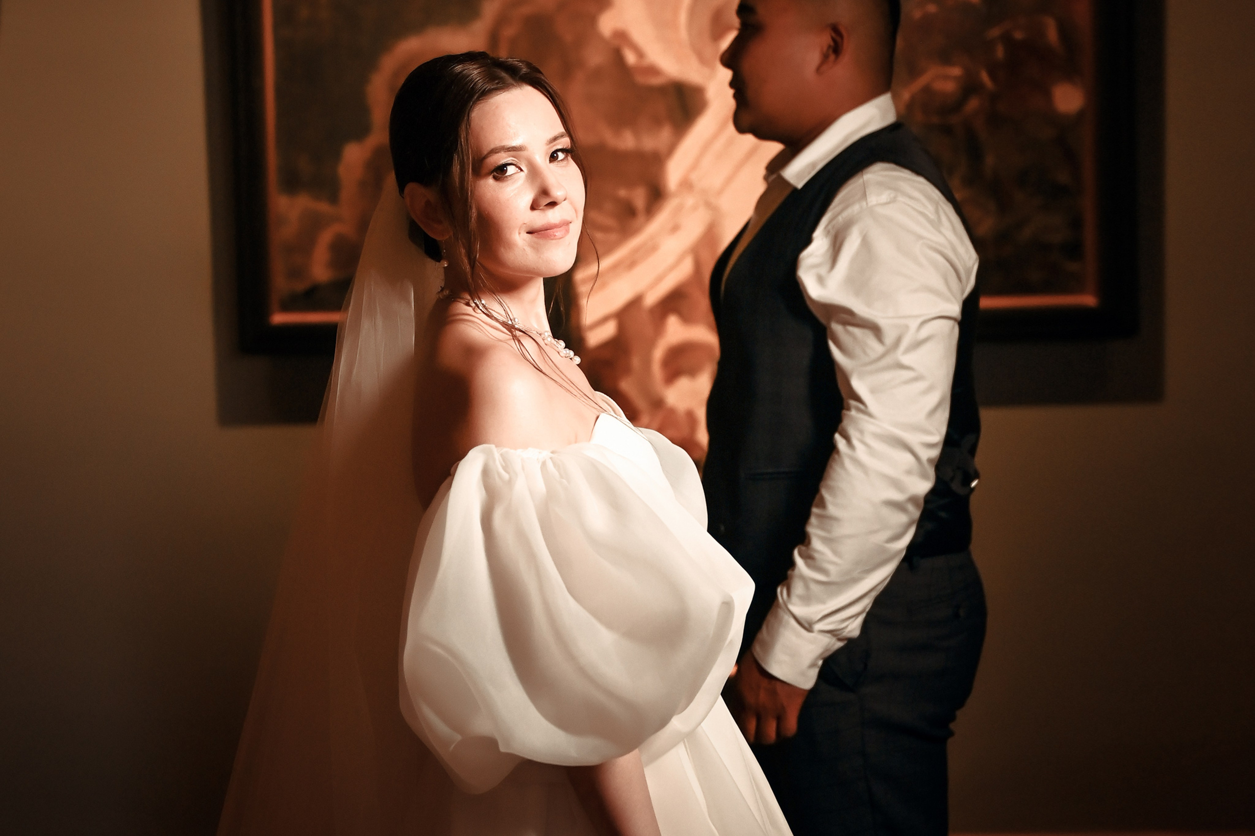 Небольшая свадебная серия в музее и прогулкой под дождем Эльмиры и Ризата. Свадебный, семейный, детский, контент фотограф в Омске Максим Ильин