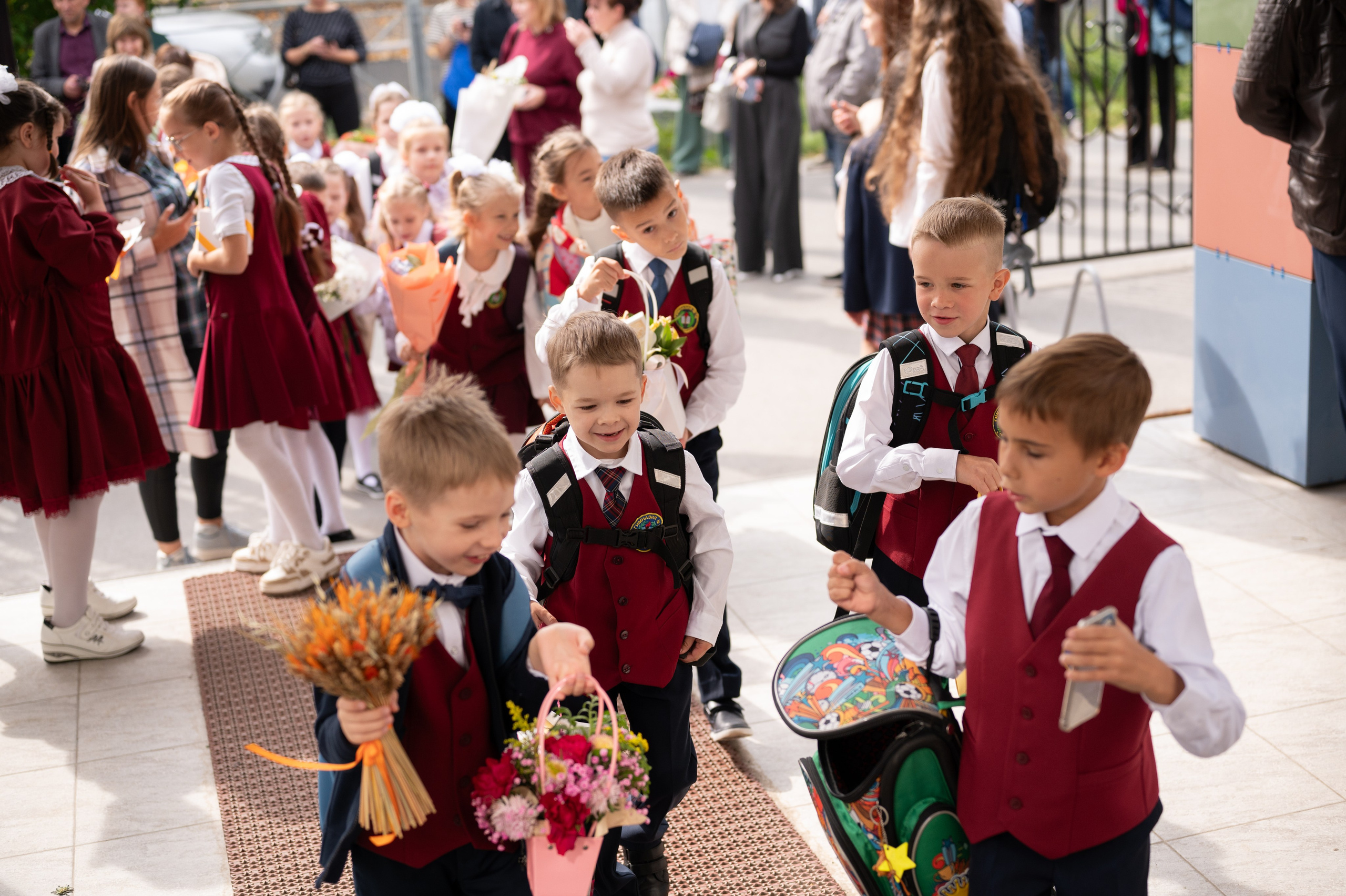 1 сентября 16 гимназия 2 класс (линейка + в классе+ на улице). Фотограф новорожденных, семейный детский в Тюмени Татьяна Морозова