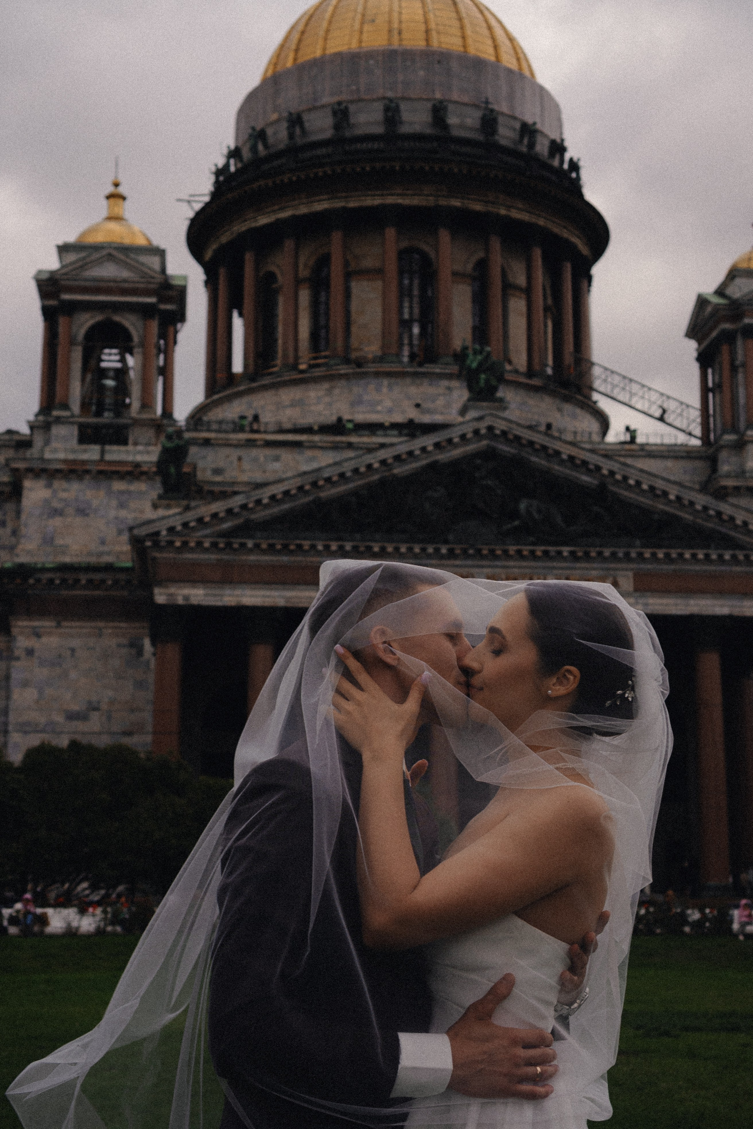 СВАДЕБНАЯ ПРОГУЛКА В САНТК-ПЕТЕРБУРГЕ (ИСАКИЕВСКИЙ СОБОР, ЗИМНЯЯ КАНАВКА, ЭРМИТАЖ И БОЛЬШАЯ МОРСКАЯ УЛИЦА). Профессиональный фотограф, Санкт-Петербург — Виктория Богомолова