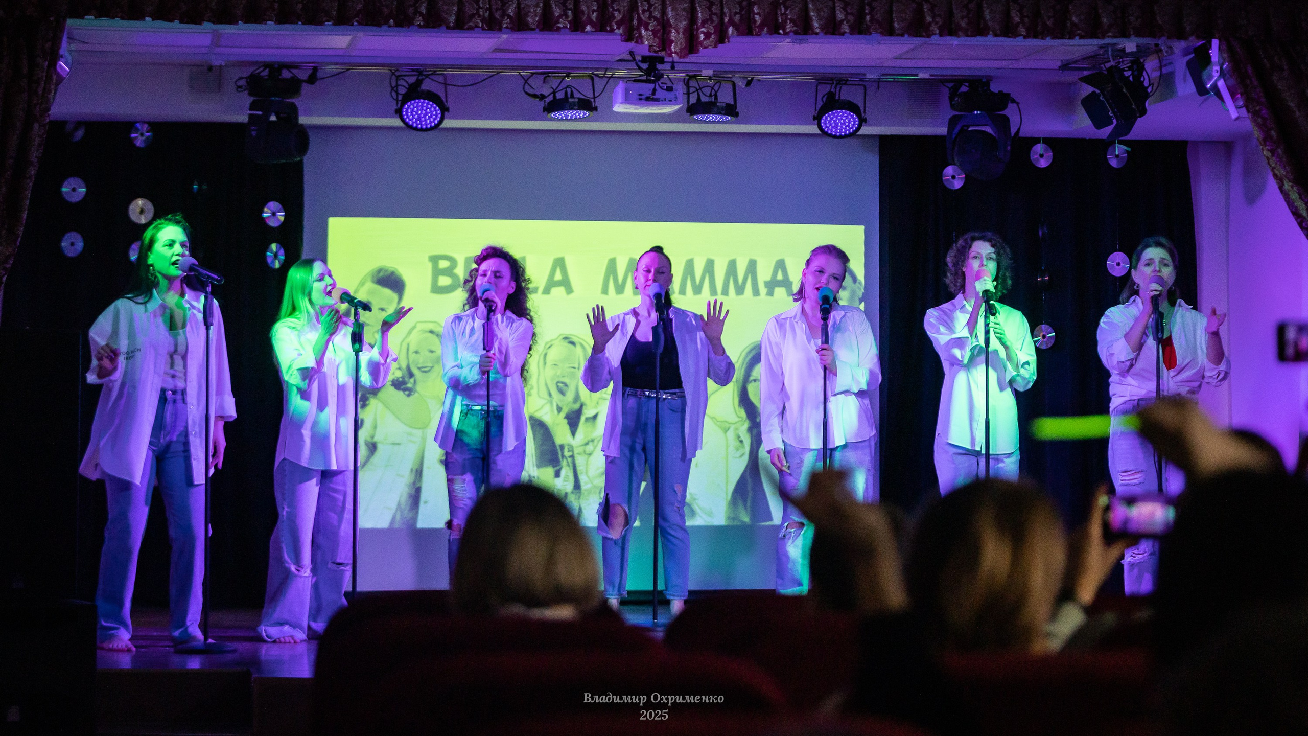 Концерт вокального коллектива Bella Mamma «Мы из 90-х». Фотограф Владимир Охрименко