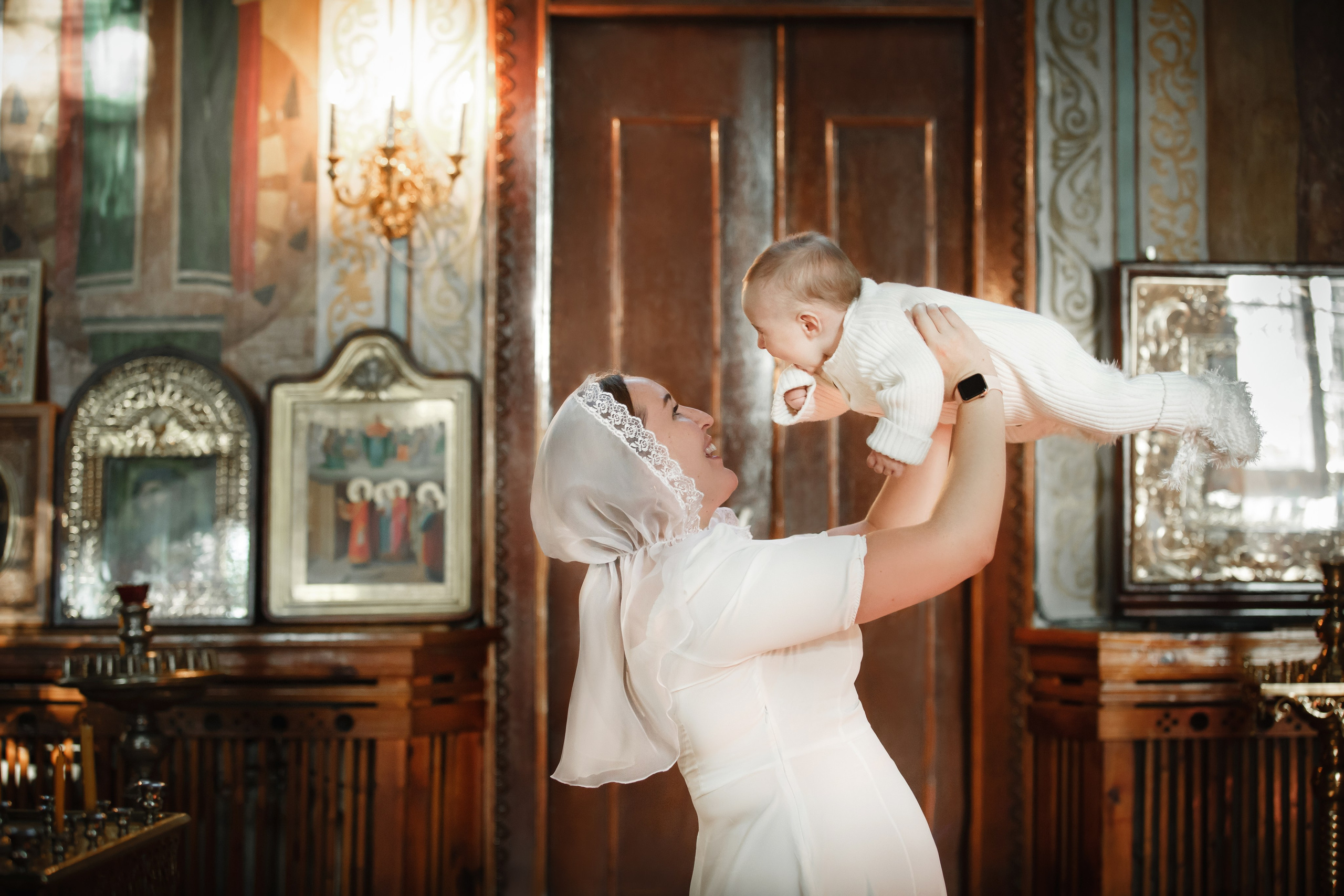 мама и малыш в храме