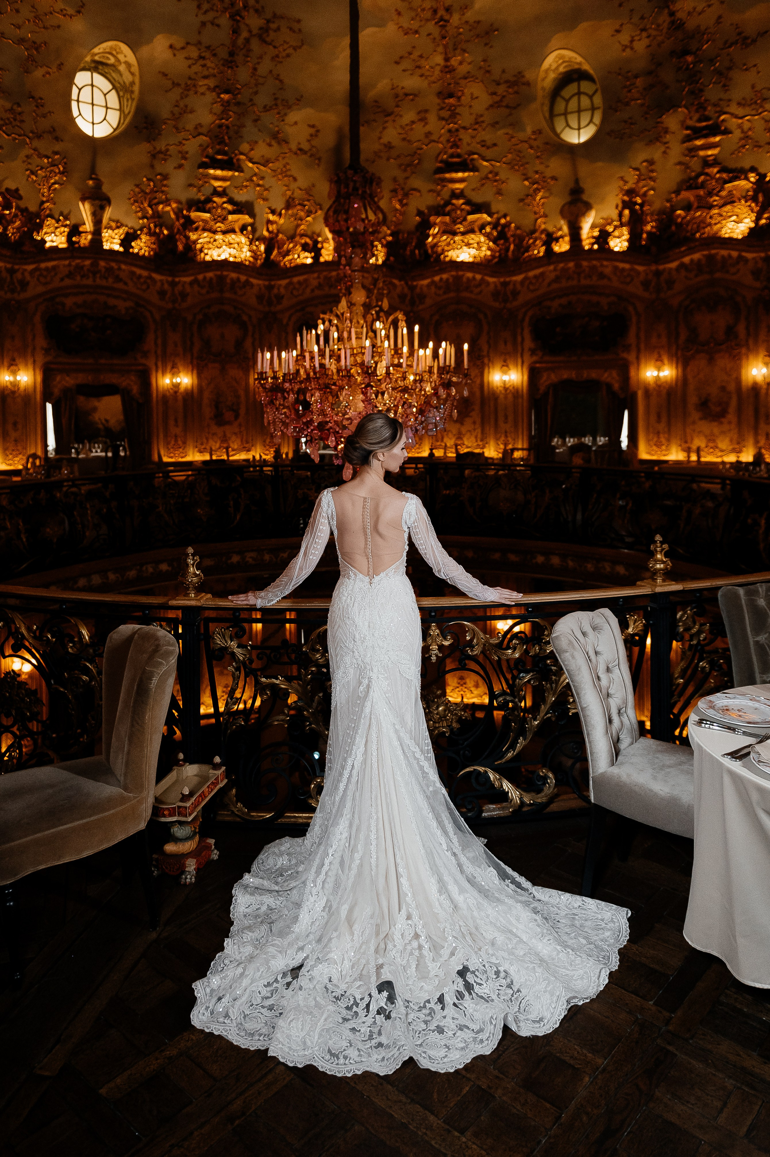 Фотосессия в темном ключе в ресторане Турандот