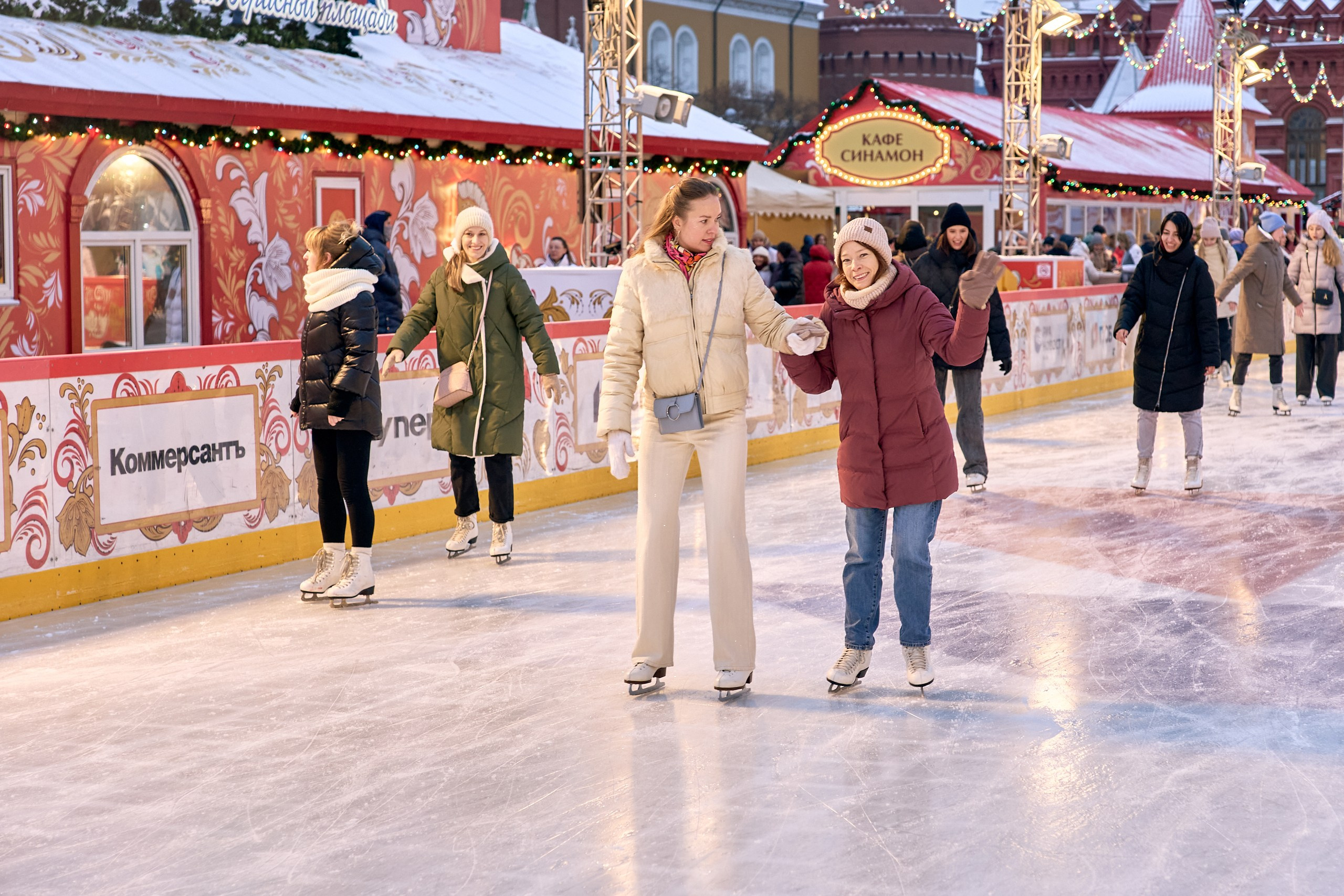 Корпоратив Avon на катке ГУМ. Контент-фотограф в Москве Тима Забабурин