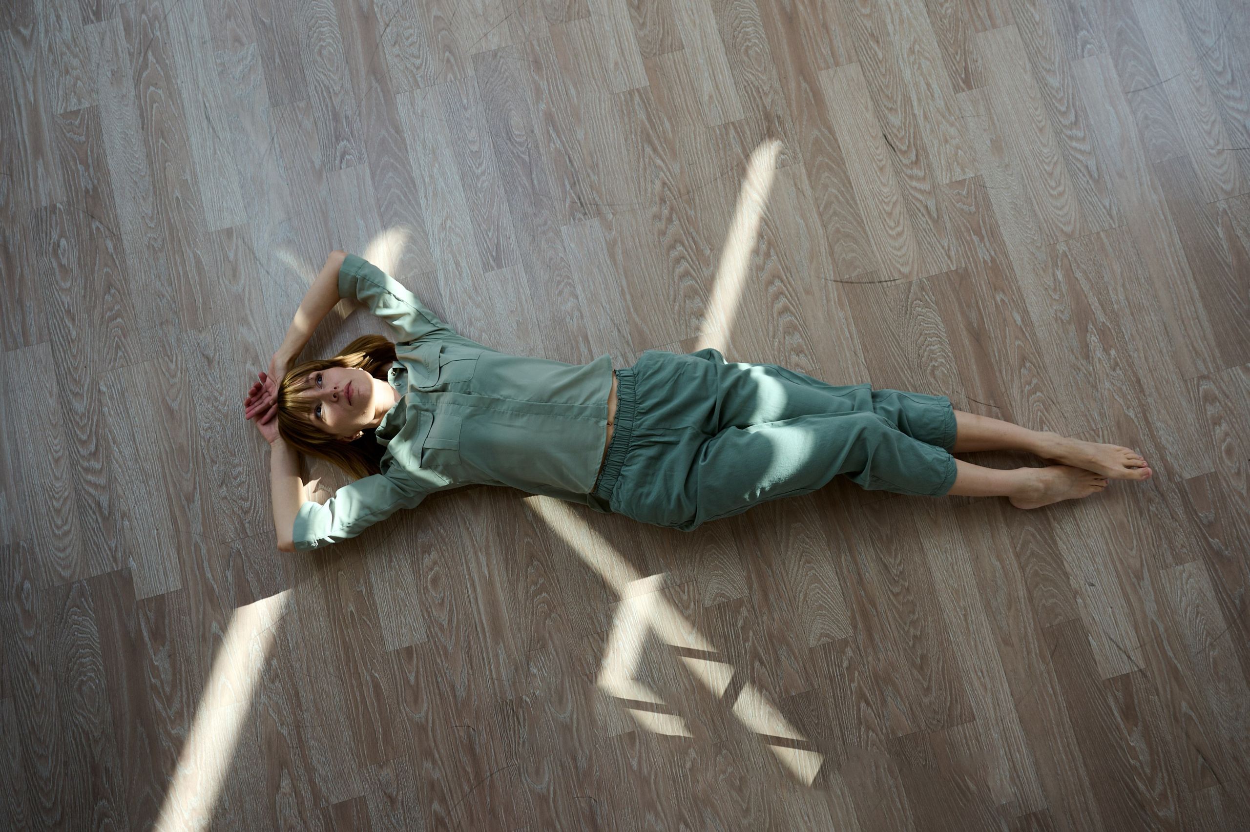 Тихая женская фотография — съёмка без ролей и позирования, где важнее состояние, чем образ